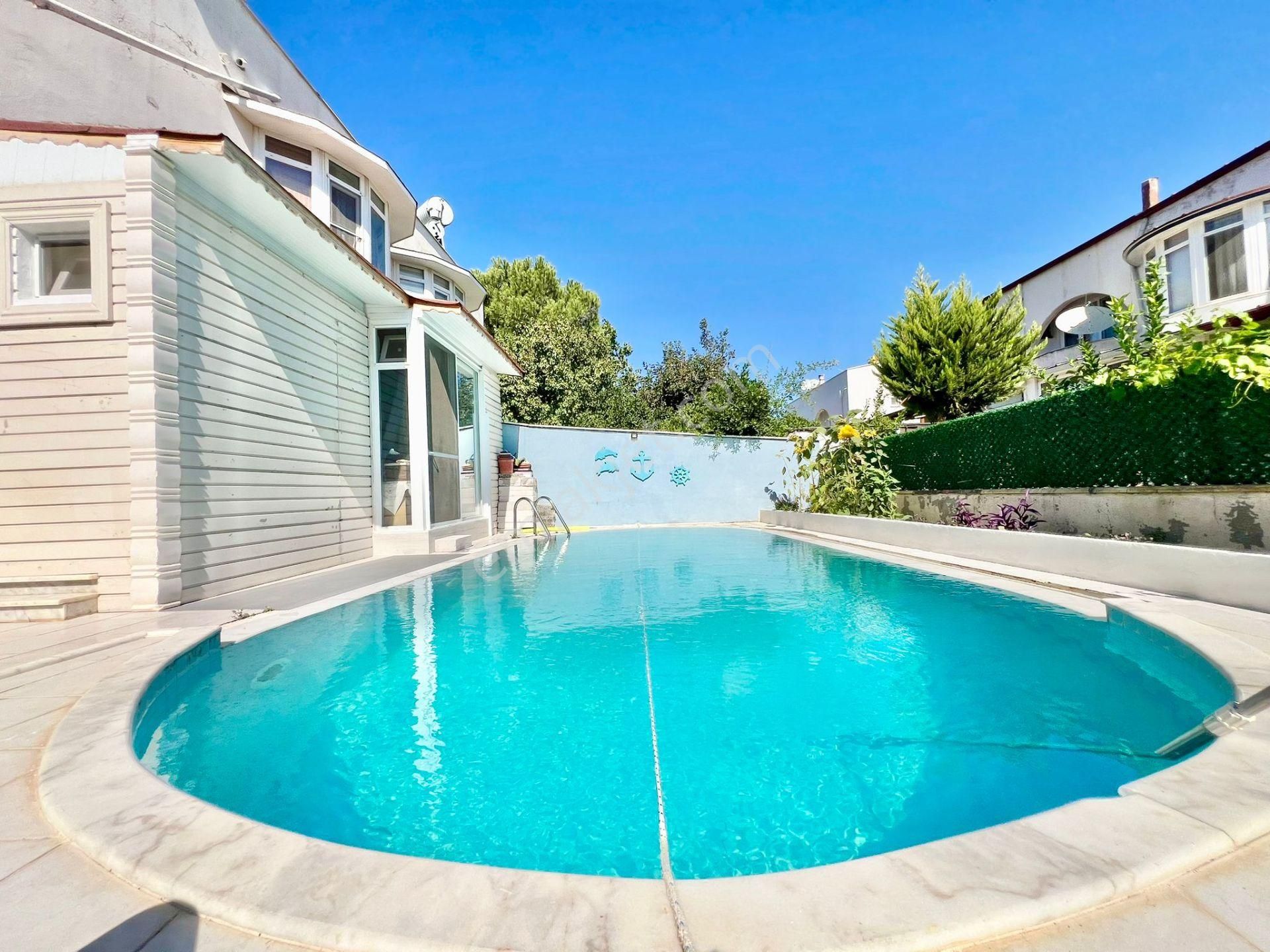 ꧁akçay Ay Emlak'tan꧂burhaniye'de Kendine Ait Havuzlu Geniş Bahçeli Satılık 3+1 Müstakil Villa