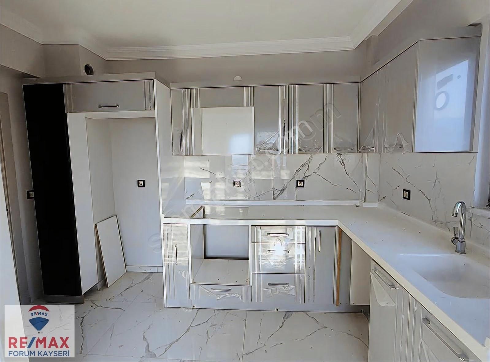 Esentepe Mahallesinde Hobi Bahçeli Satılık Sıfır 3+1 Daire - Görsel 5