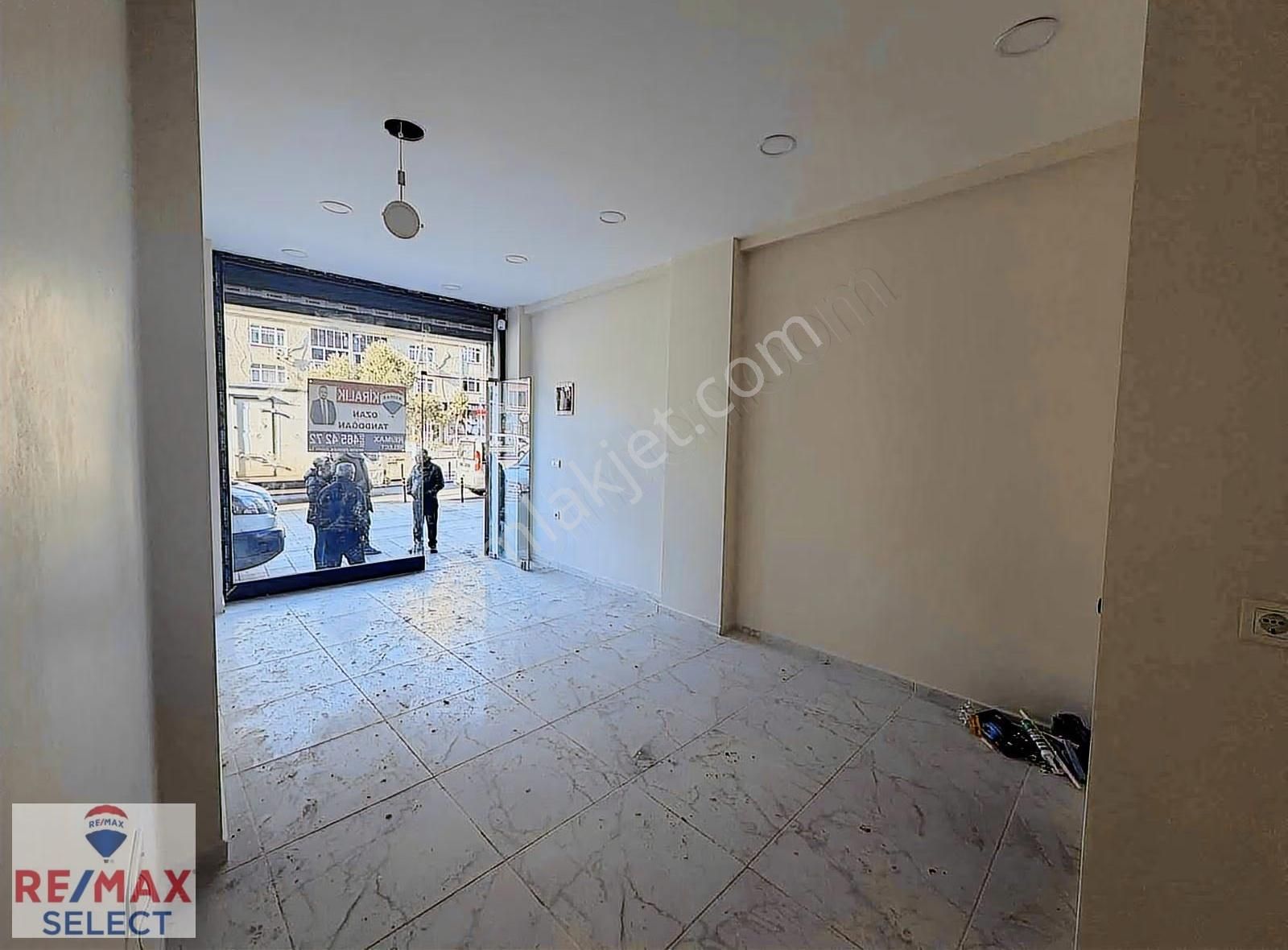 Remax Ozan Tandoğan İşlek Cadde Sıfır Kiralık Mağaza