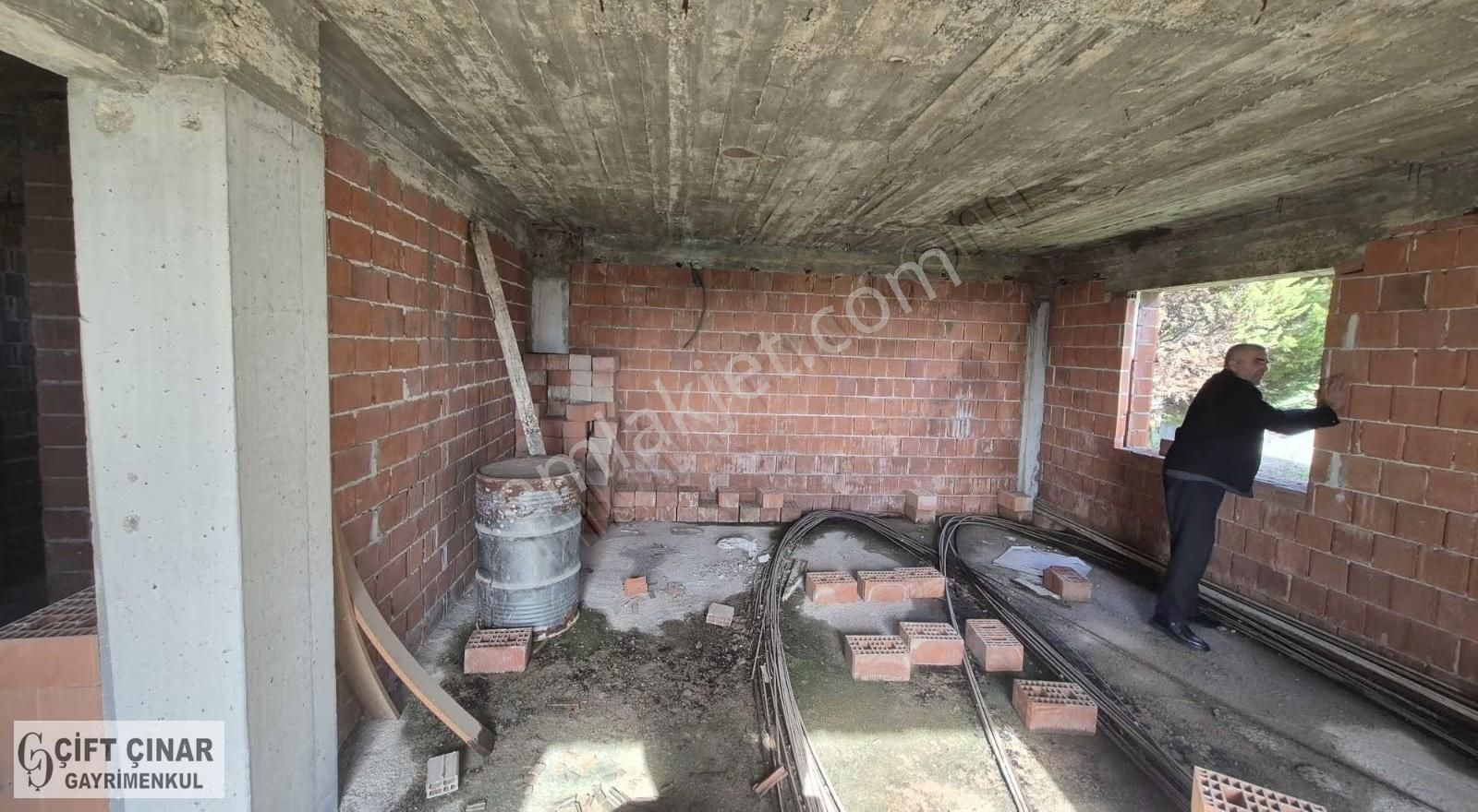 Gülbahçe'de Müstakil Bahçeli Natamam Mükemmel Konumda Villa - Görsel 24