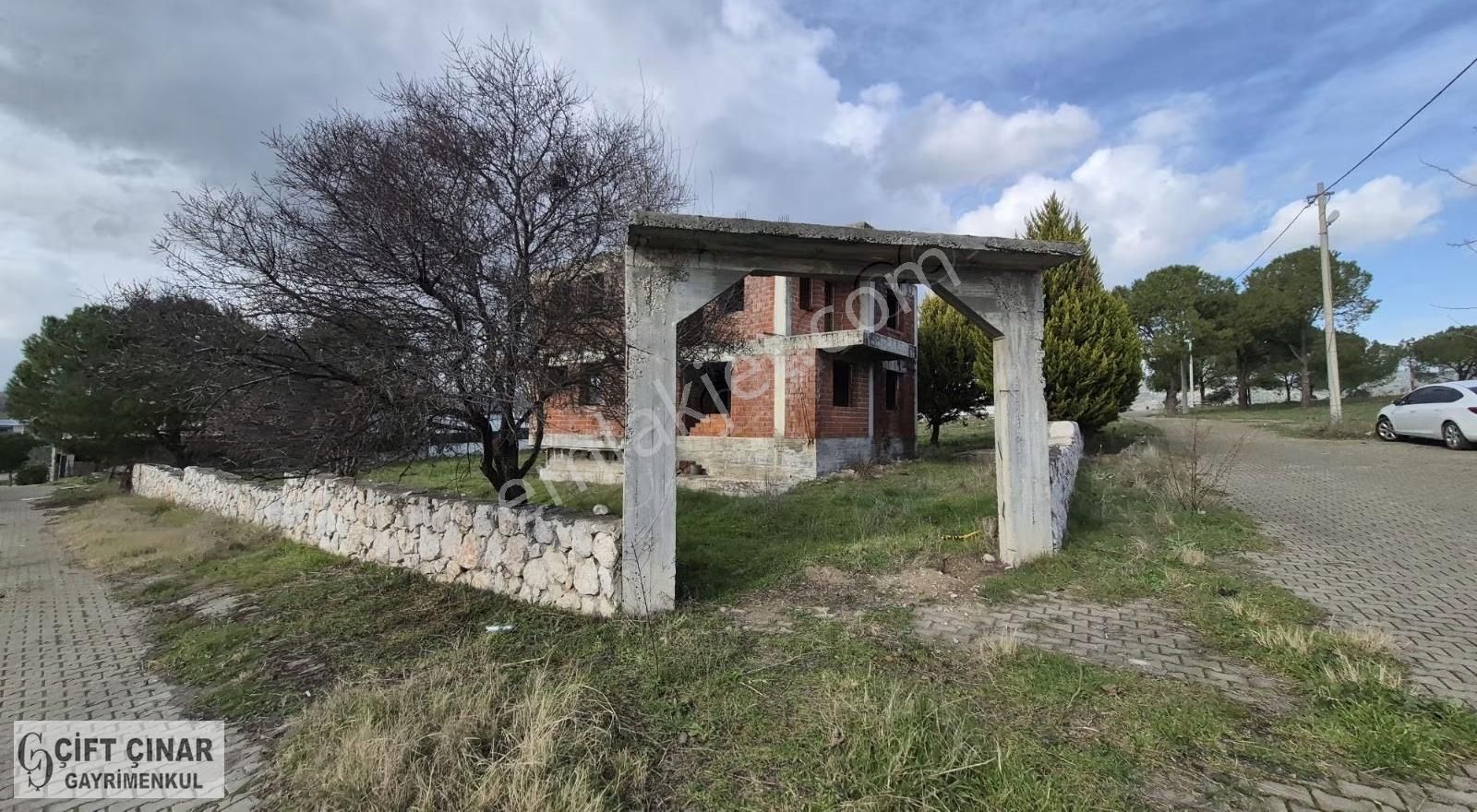 Gülbahçe'de Müstakil Bahçeli Natamam Mükemmel Konumda Villa