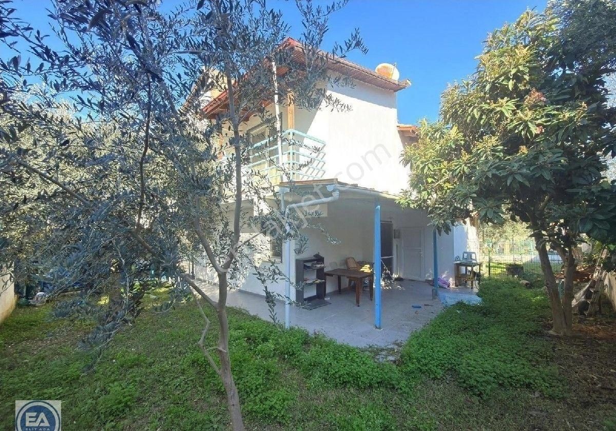 Kuşadası'nda Acil Satılık 3+1 Bahçeli Yazlık