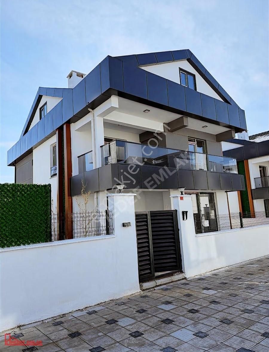 Hedef Emlaktan Eğriköprüde Lüx Villa
