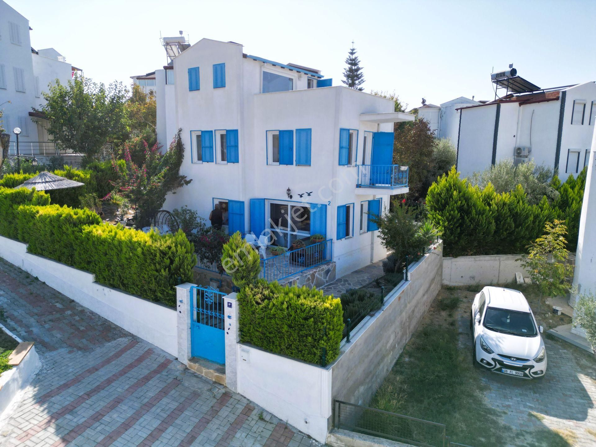 Kuşadası'nda Deniz Manzaralı Tam Müstakil 3+1 Doğalgazlı Villa