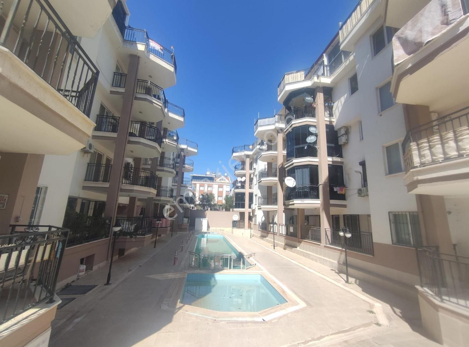 Didim Efeler Mahallesi Deniz Court Sitesi'nde Satılık 2+1 Fırsat - Görsel 12