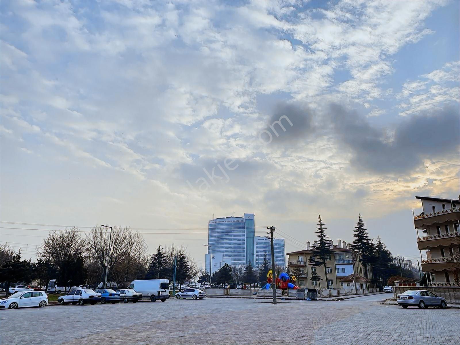 Aydınlık Evler Mah. Tramvay Durağına Yakın Merkezi Konum 2+1 - Görsel 28