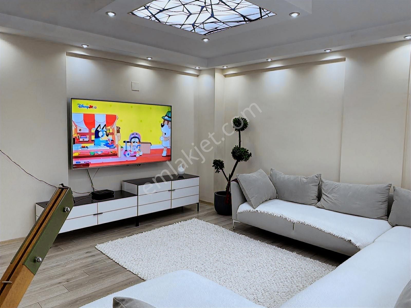 Cumhuriyet Mahallesinde Kiralık 6+2 Çatı Dubleksi