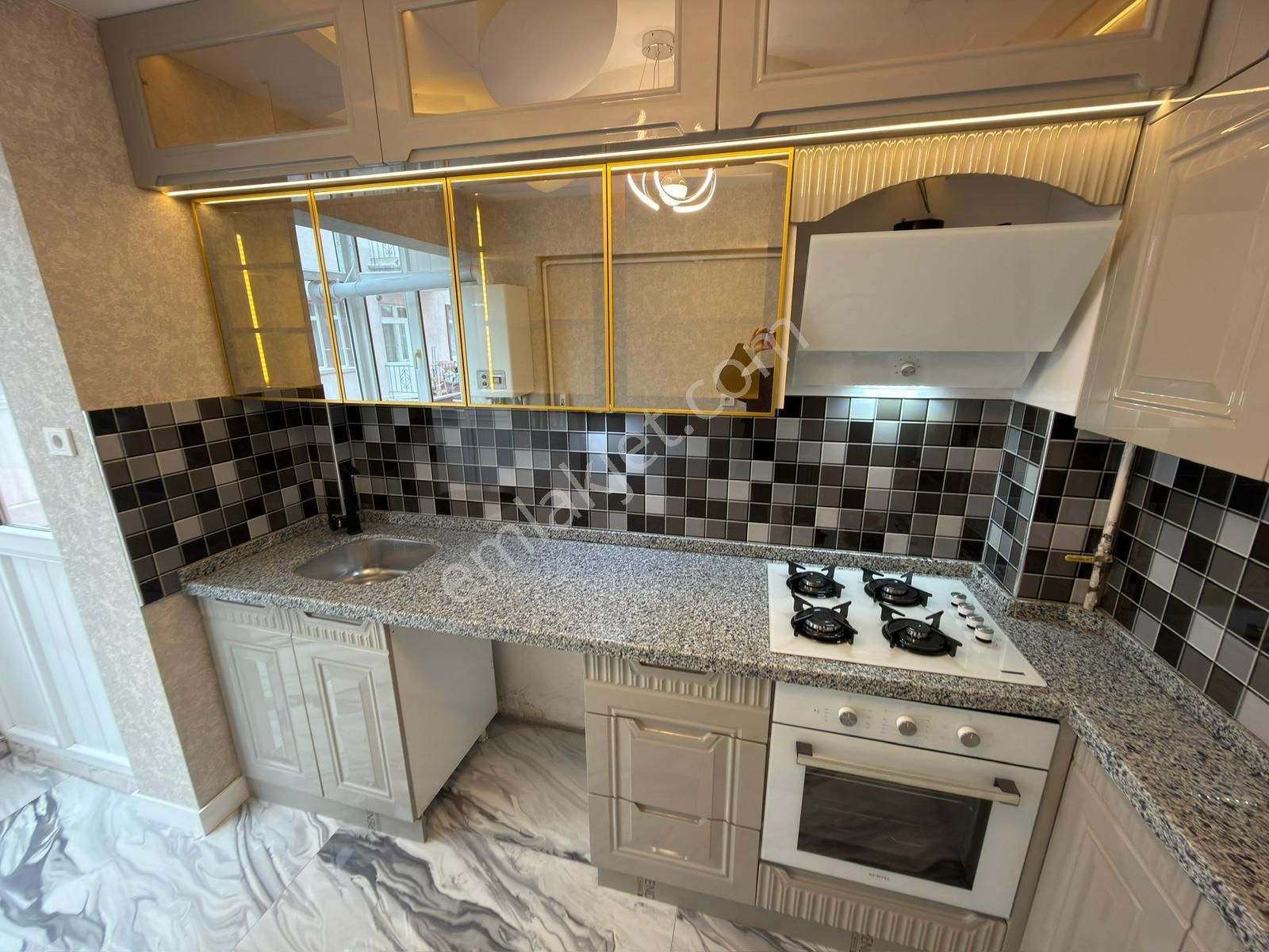 Kariyerden Tepebaşın'da Cadde Yakını Ara Katta Lüx Yapılı 3+1 Daire - Görsel 3