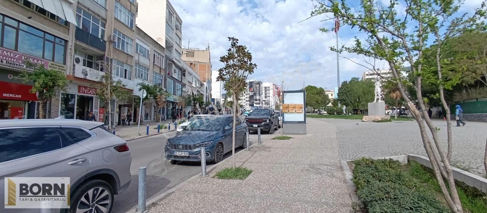 İzmir Bornova Kazımdirikte Meydanda Satılık Kiracılı İşyeri