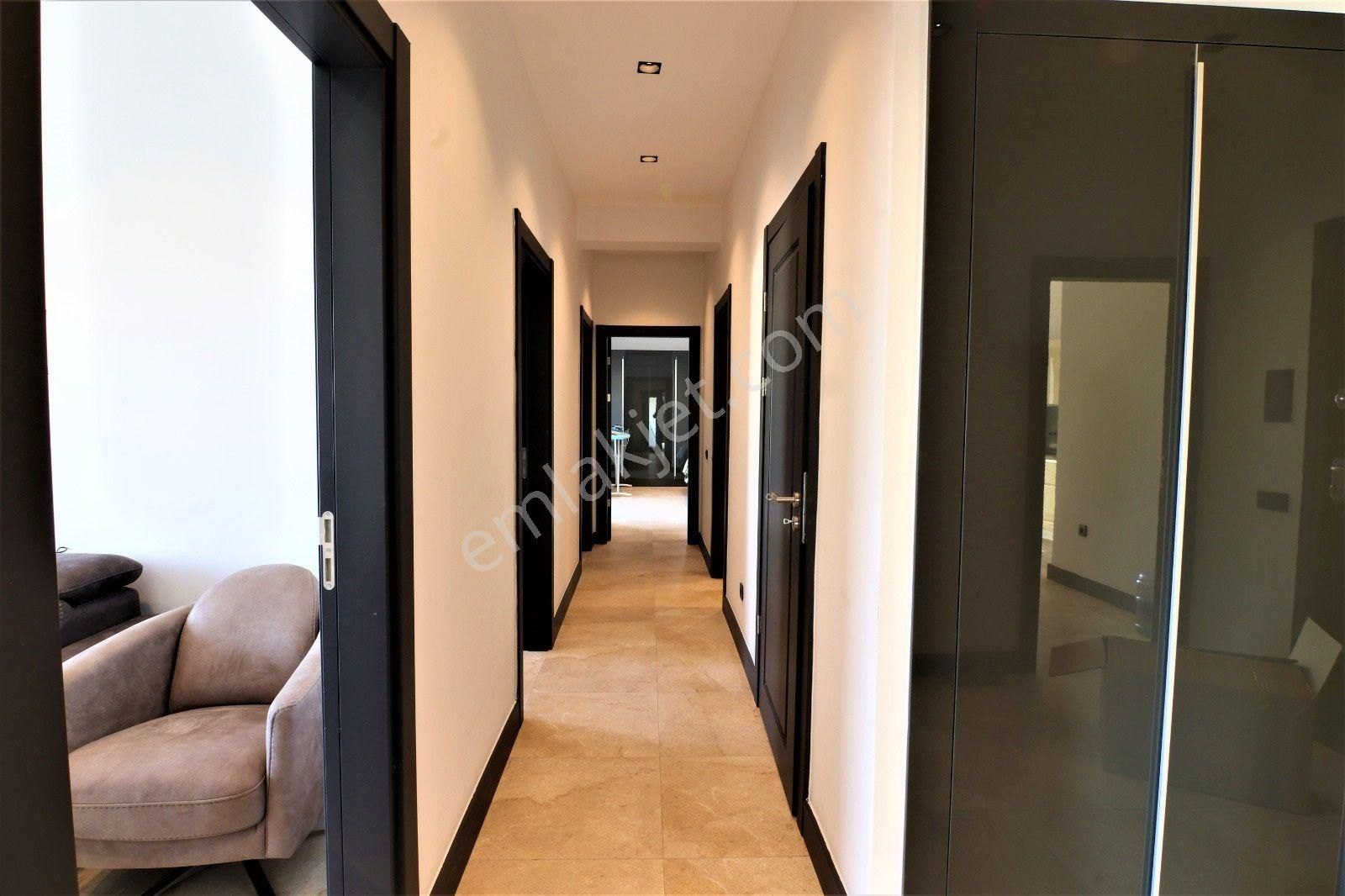 Kuşadası Marinada Geniş Bahçe Kullanımına Sahip Havuzlu Sitede - Görsel 17