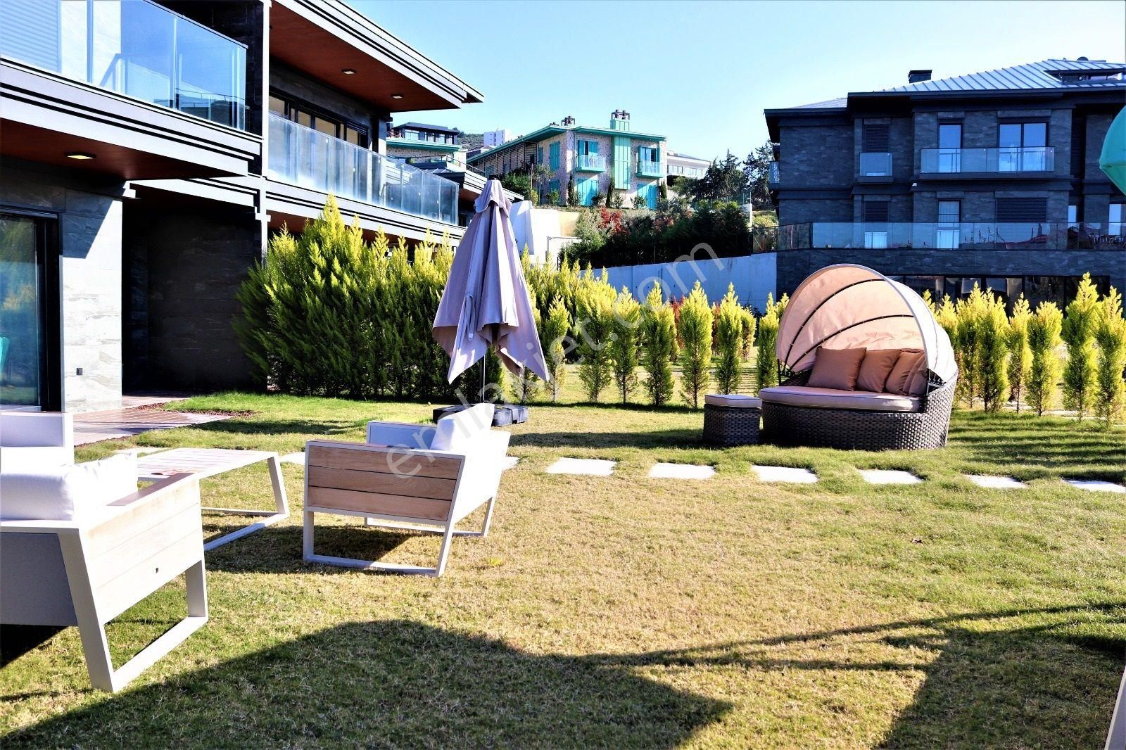 Kuşadası Marinada Geniş Bahçe Kullanımına Sahip Havuzlu Sitede - Görsel 4