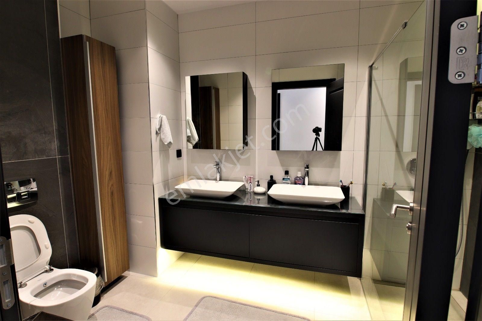 Kuşadası Marinada Geniş Bahçe Kullanımına Sahip Havuzlu Sitede - Görsel 18