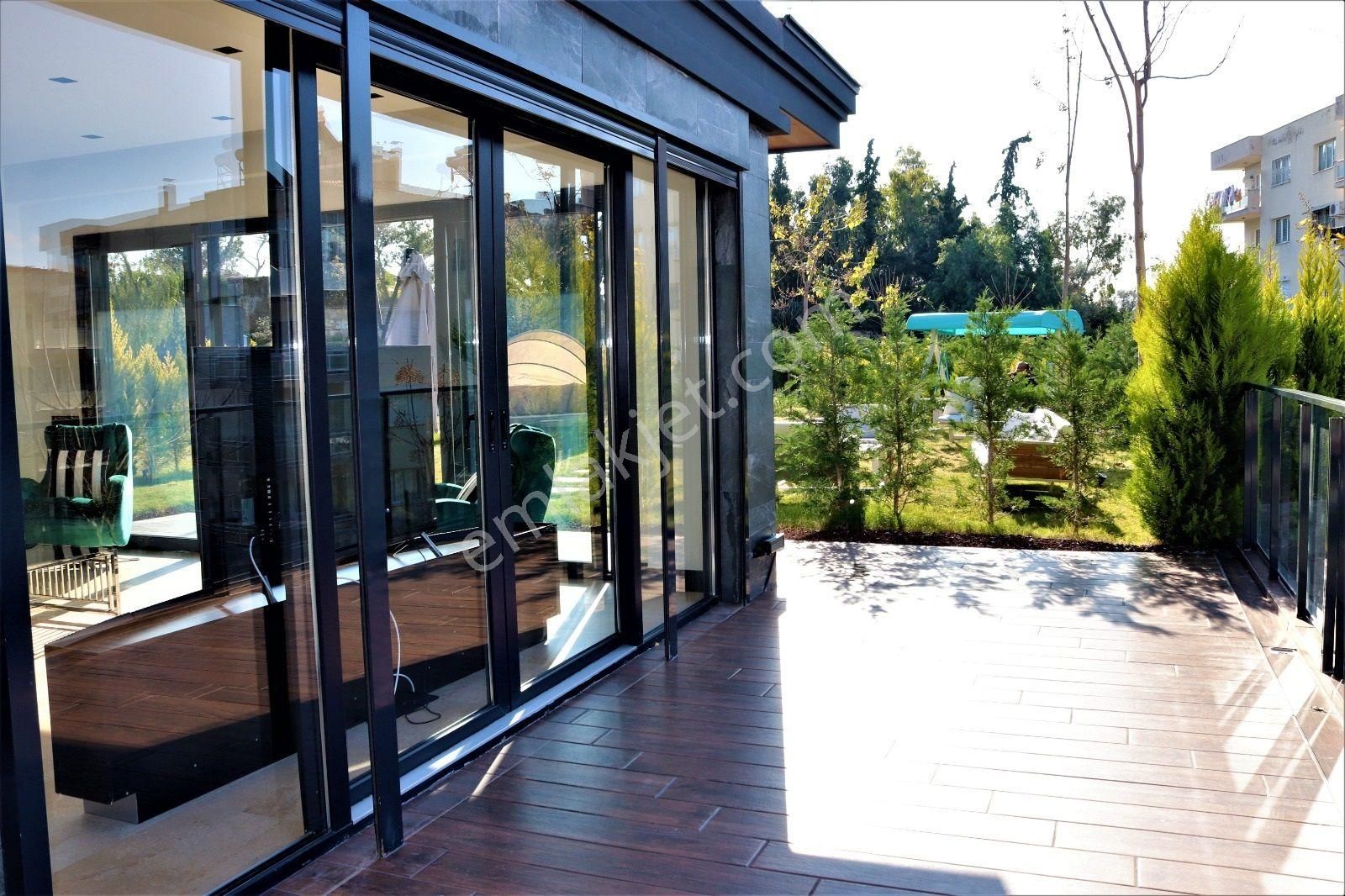 Kuşadası Marinada Geniş Bahçe Kullanımına Sahip Havuzlu Sitede - Görsel 14