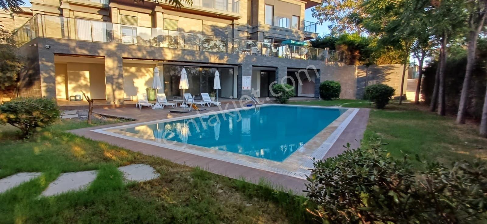 Kuşadası Marinada Geniş Bahçe Kullanımına Sahip Havuzlu Sitede