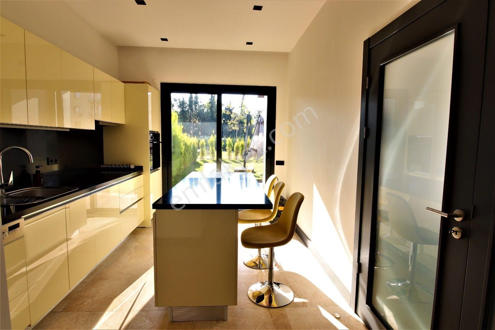 Kuşadası Marinada Geniş Bahçe Kullanımına Sahip Havuzlu Sitede - Görsel 20