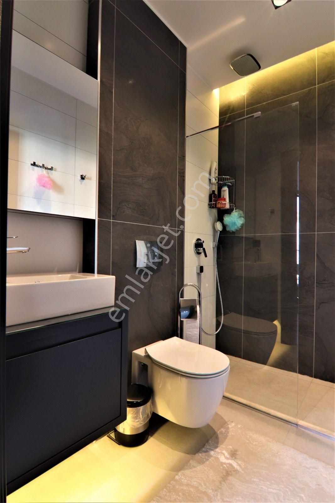 Kuşadası Marinada Geniş Bahçe Kullanımına Sahip Havuzlu Sitede - Görsel 16