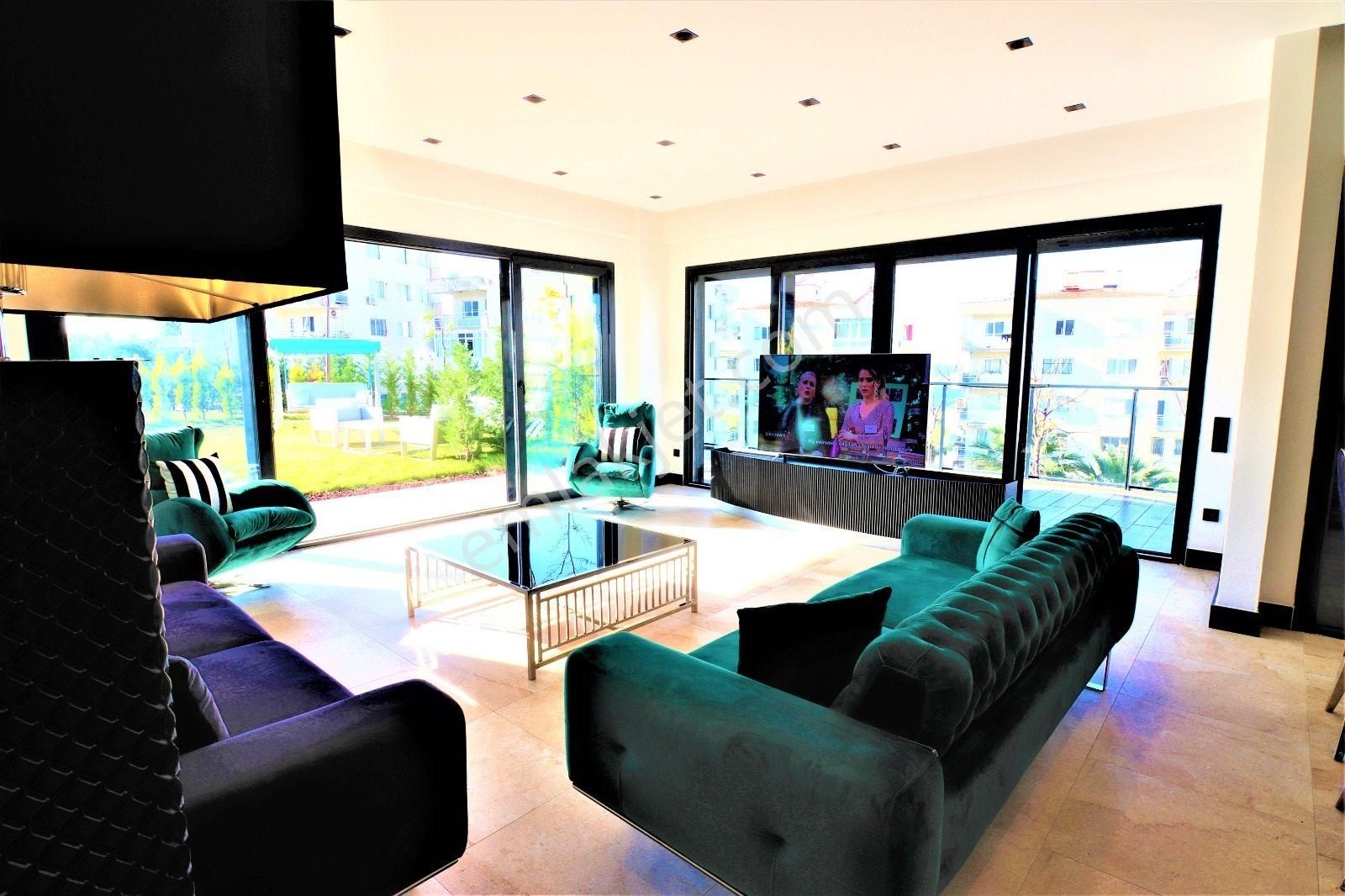 Kuşadası Marinada Geniş Bahçe Kullanımına Sahip Havuzlu Sitede - Görsel 5