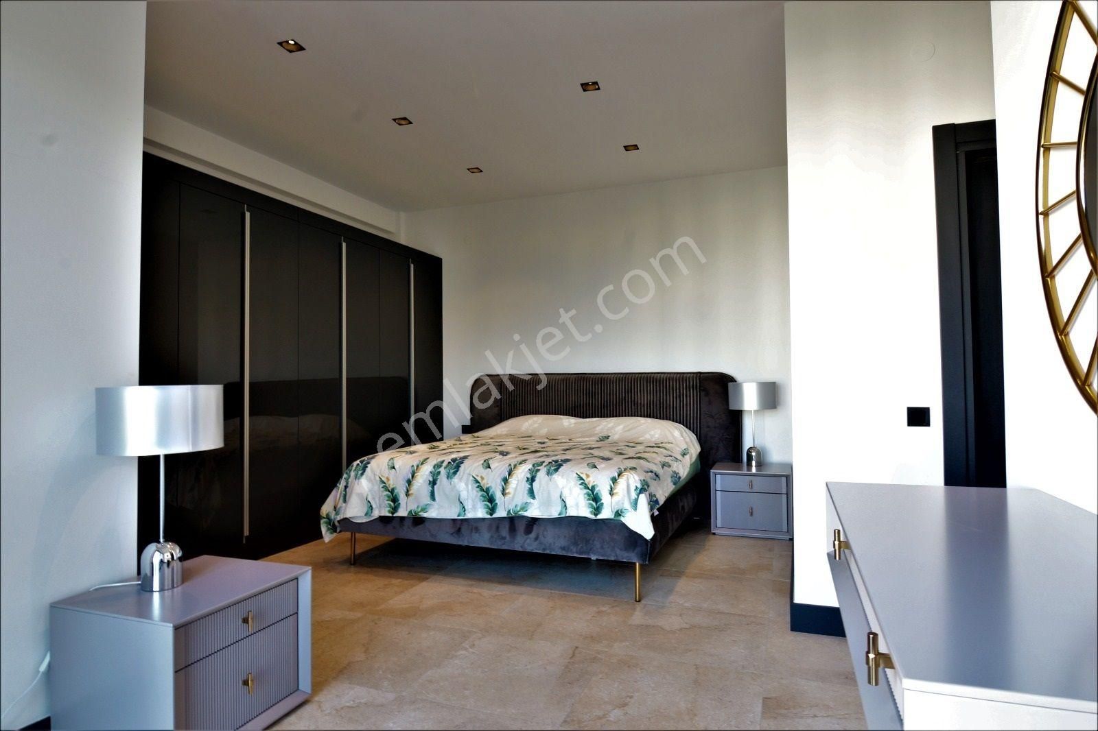 Kuşadası Marinada Geniş Bahçe Kullanımına Sahip Havuzlu Sitede - Görsel 15