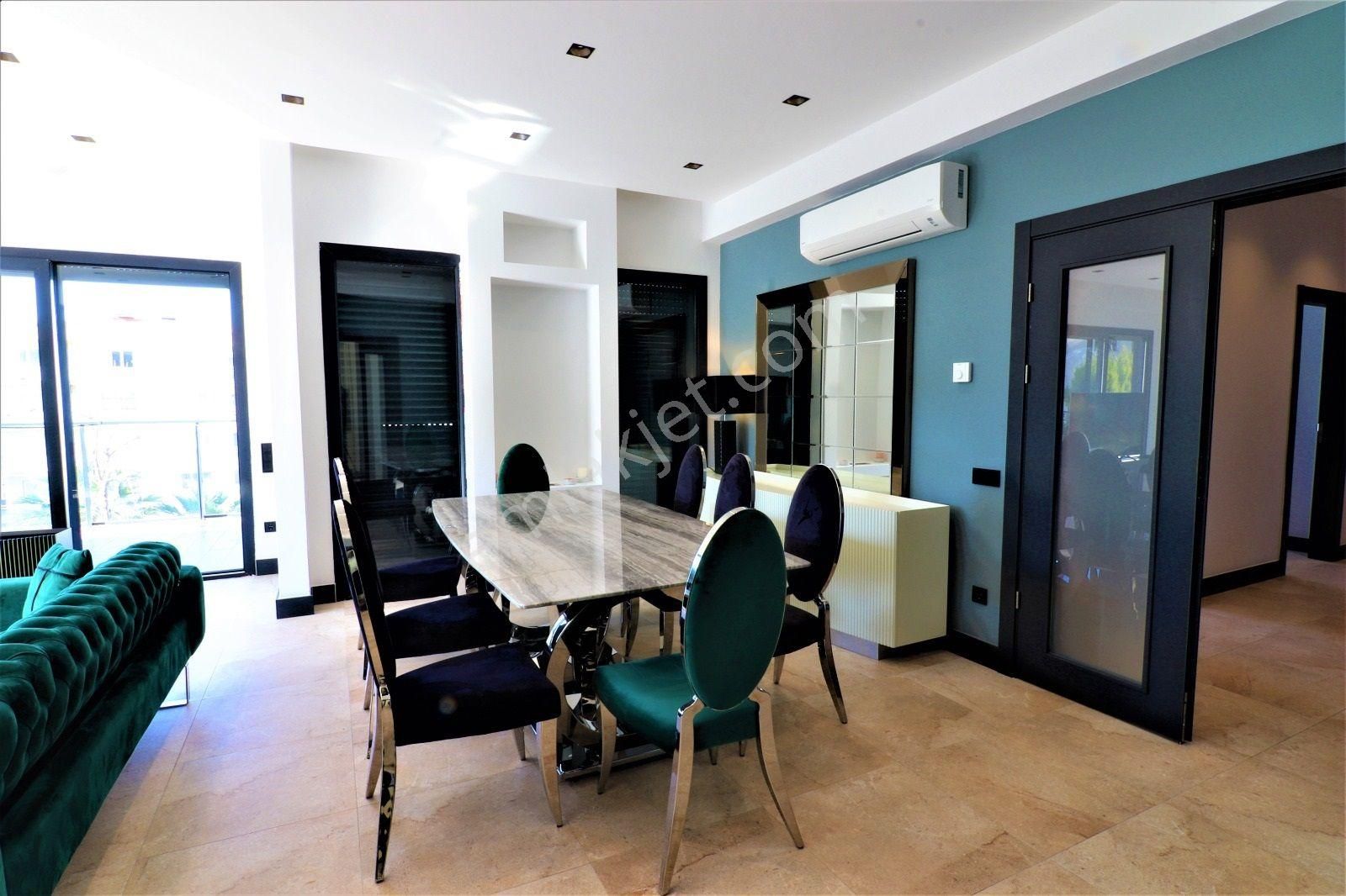 Kuşadası Marinada Geniş Bahçe Kullanımına Sahip Havuzlu Sitede - Görsel 11