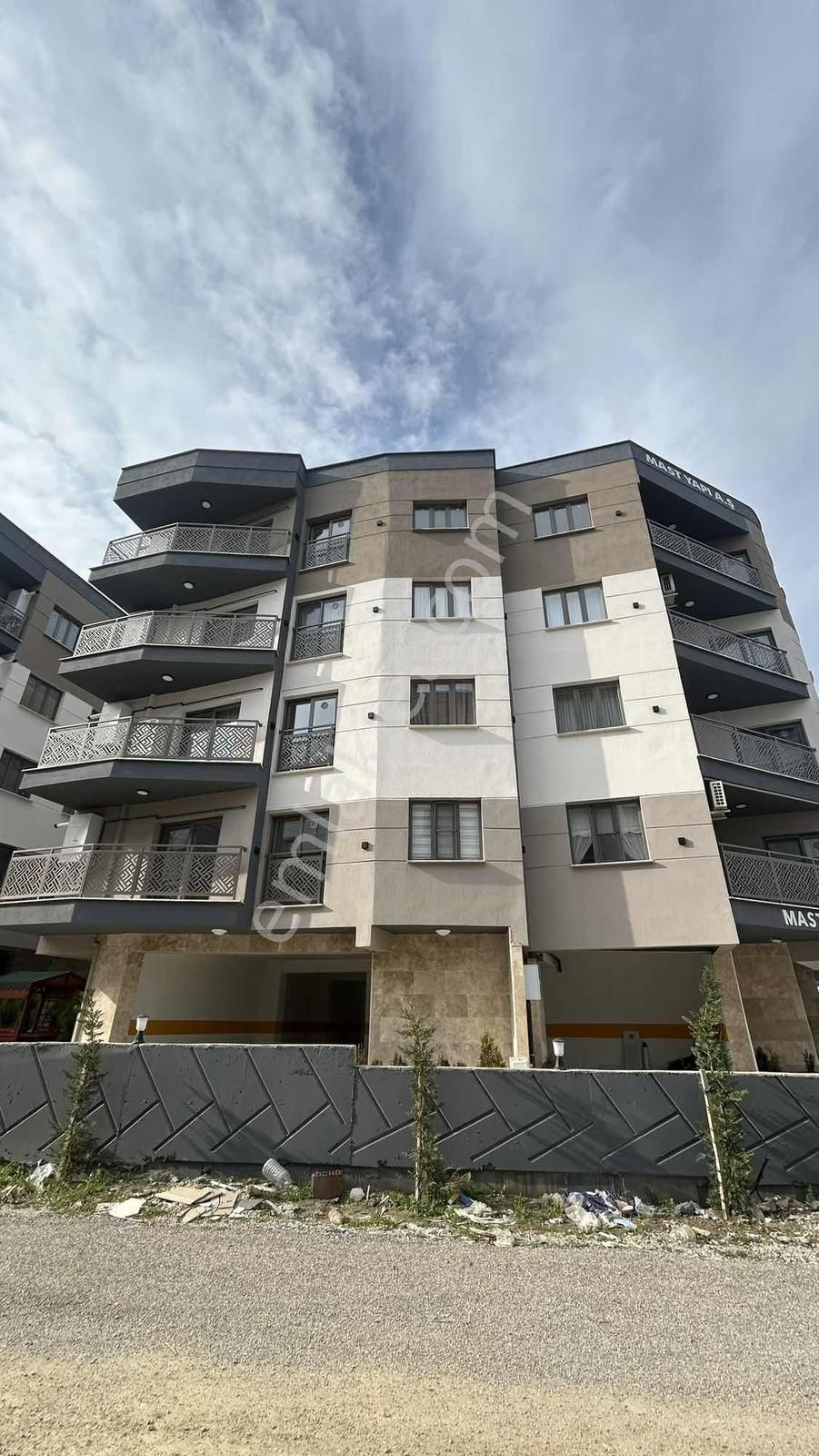 Ergenekon Mahallesinde Satılık 2+1 Daire