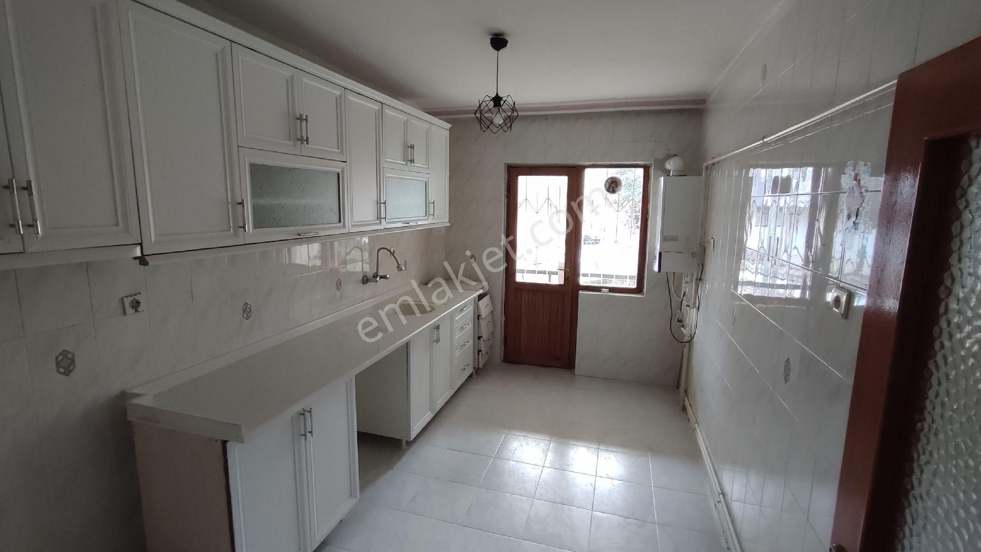 Atanora Vadiden Trt Panora Yakını 3 Cepheli Kombili Cadde Yakını Balkonlu Boş 3+1