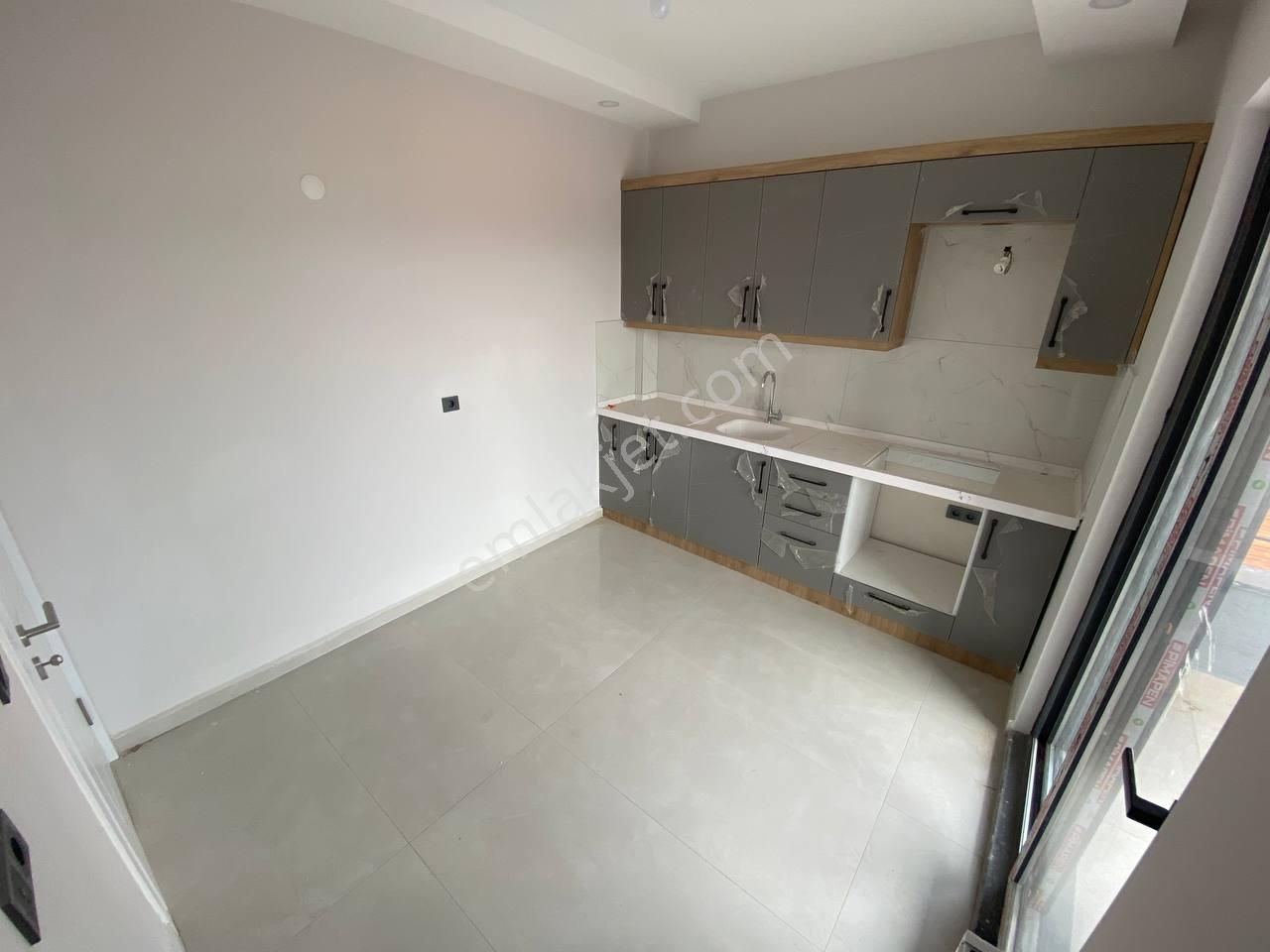 🏡aktiften Cumhuriyette Yatırımcıların Dikkatine!! Ara Kat Geniş Balkonlu Satılık 2+1 Daire - Görsel 4
