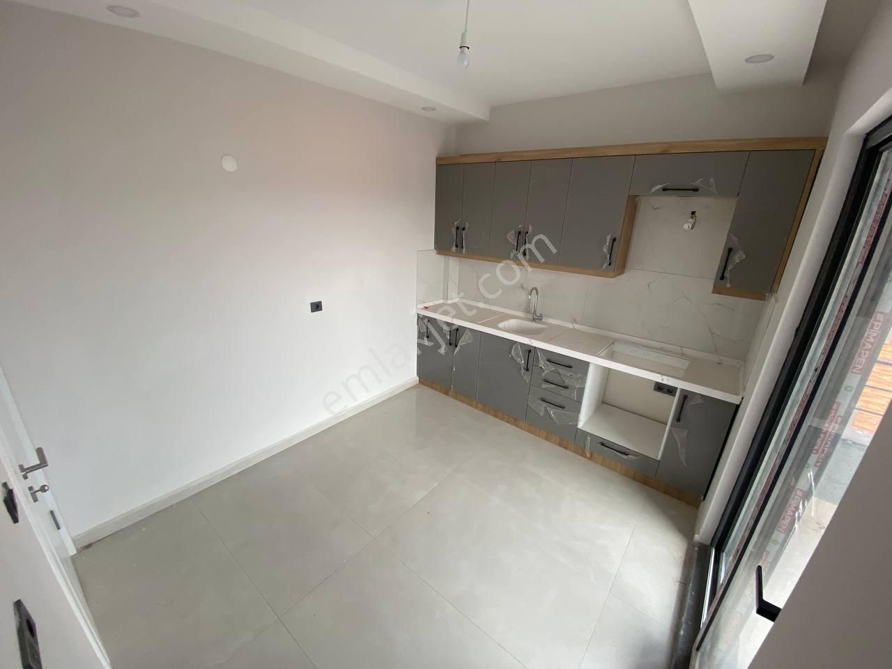 🏡aktiften Cumhuriyette Yatırımcıların Dikkatine!! Ara Kat Geniş Balkonlu Satılık 2+1 Daire - Görsel 3