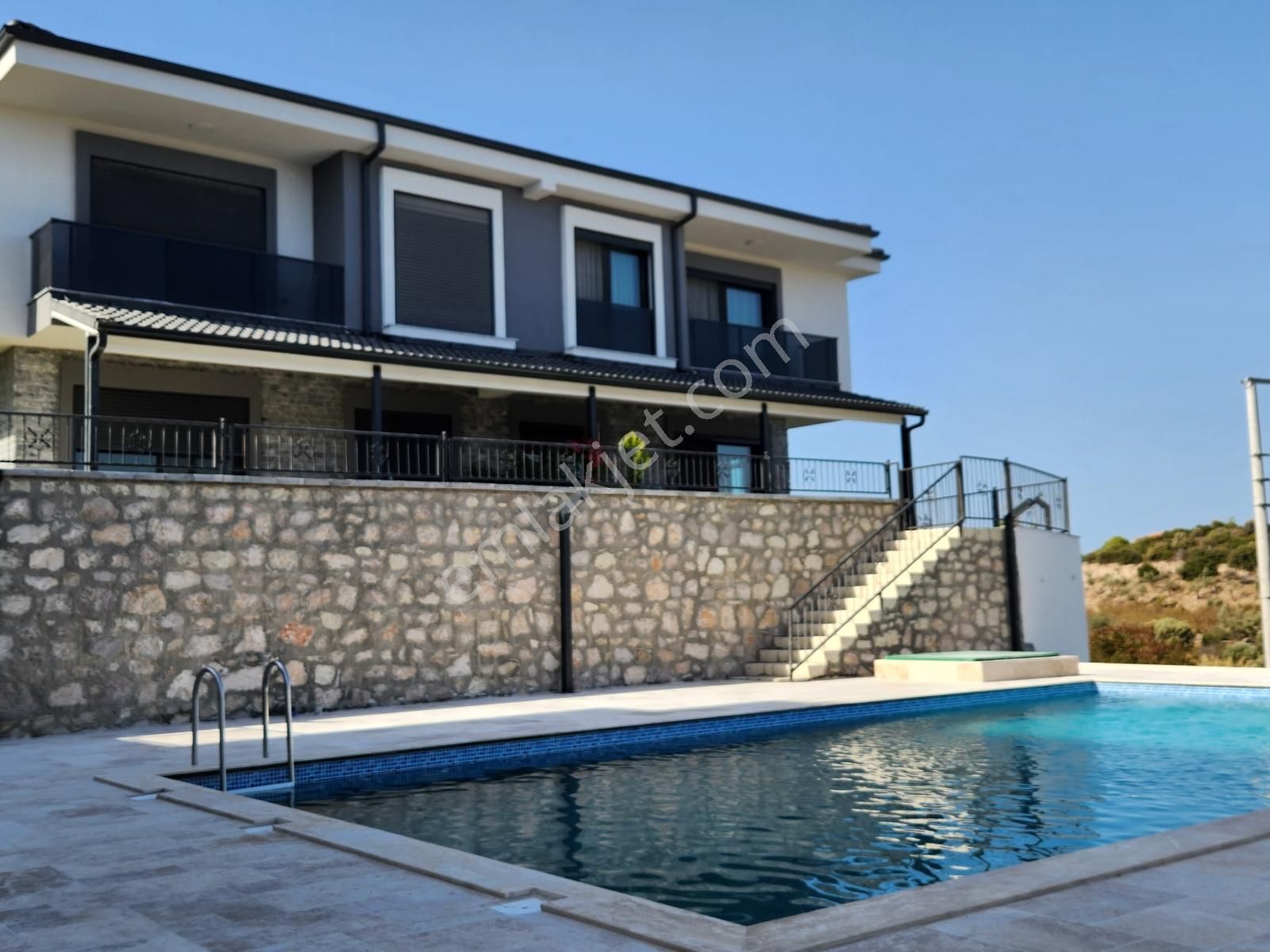 Panoramik Deniz Manzaralı Havuzlu Butik Sitede Satılık Villalar