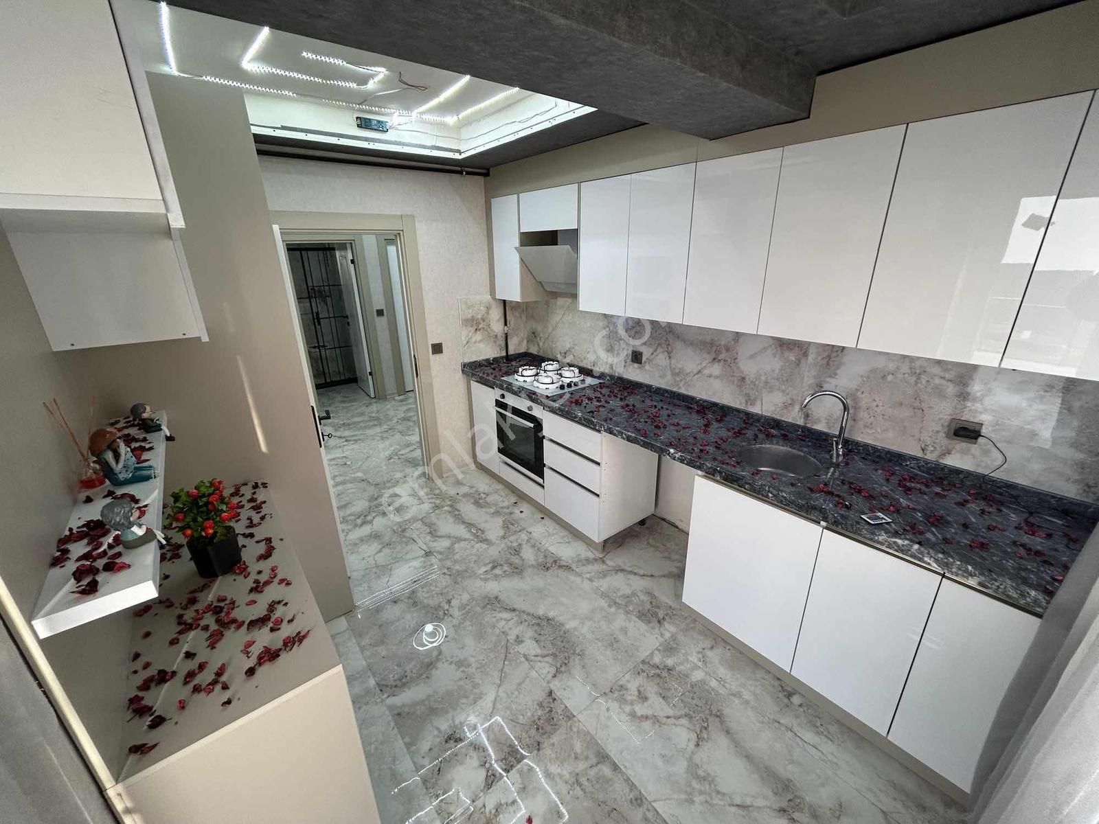 New Kent'den Ara Katta Sıfır Full Yapılı 2+1 Cadde Üzerind Daire