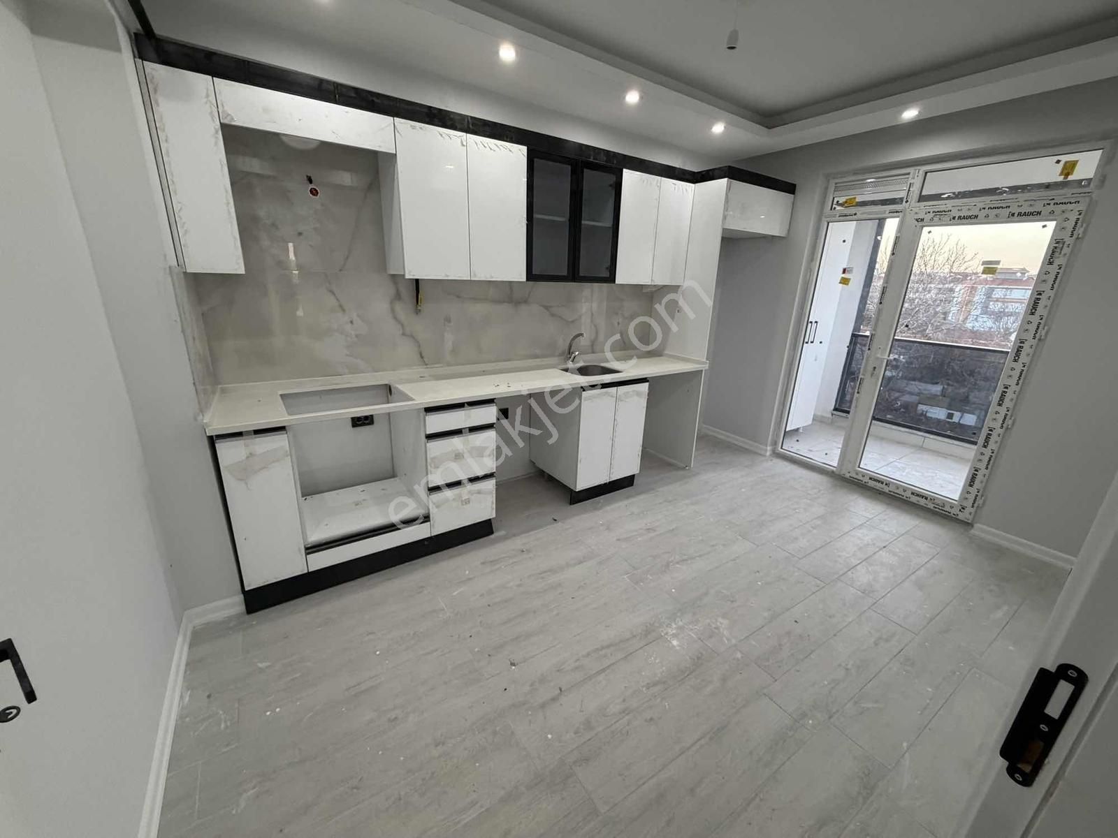 Fazelden Gazi Yakup Satar Ve Derman Cad. Yakını Köşe 2+1