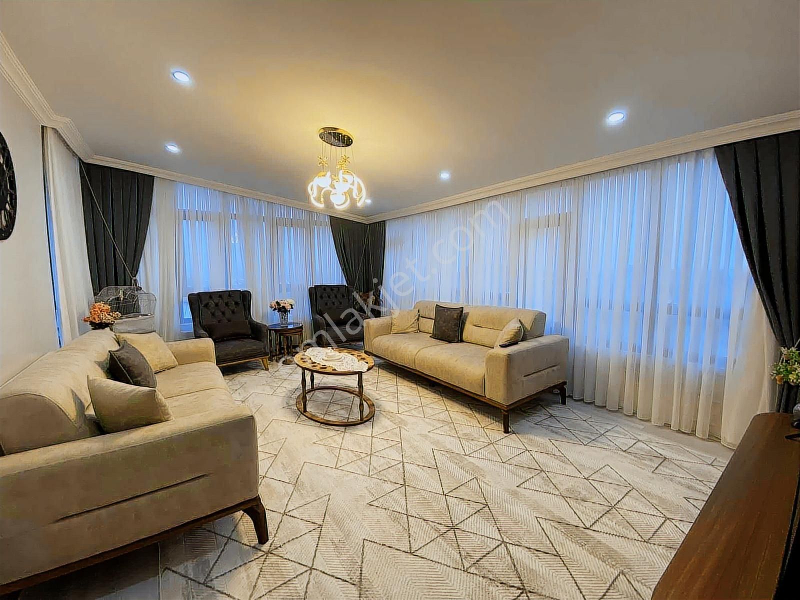 Korcan Caddesi Üzeri 4 Cepheli Full Yapılı 3+1 Satılık Daire