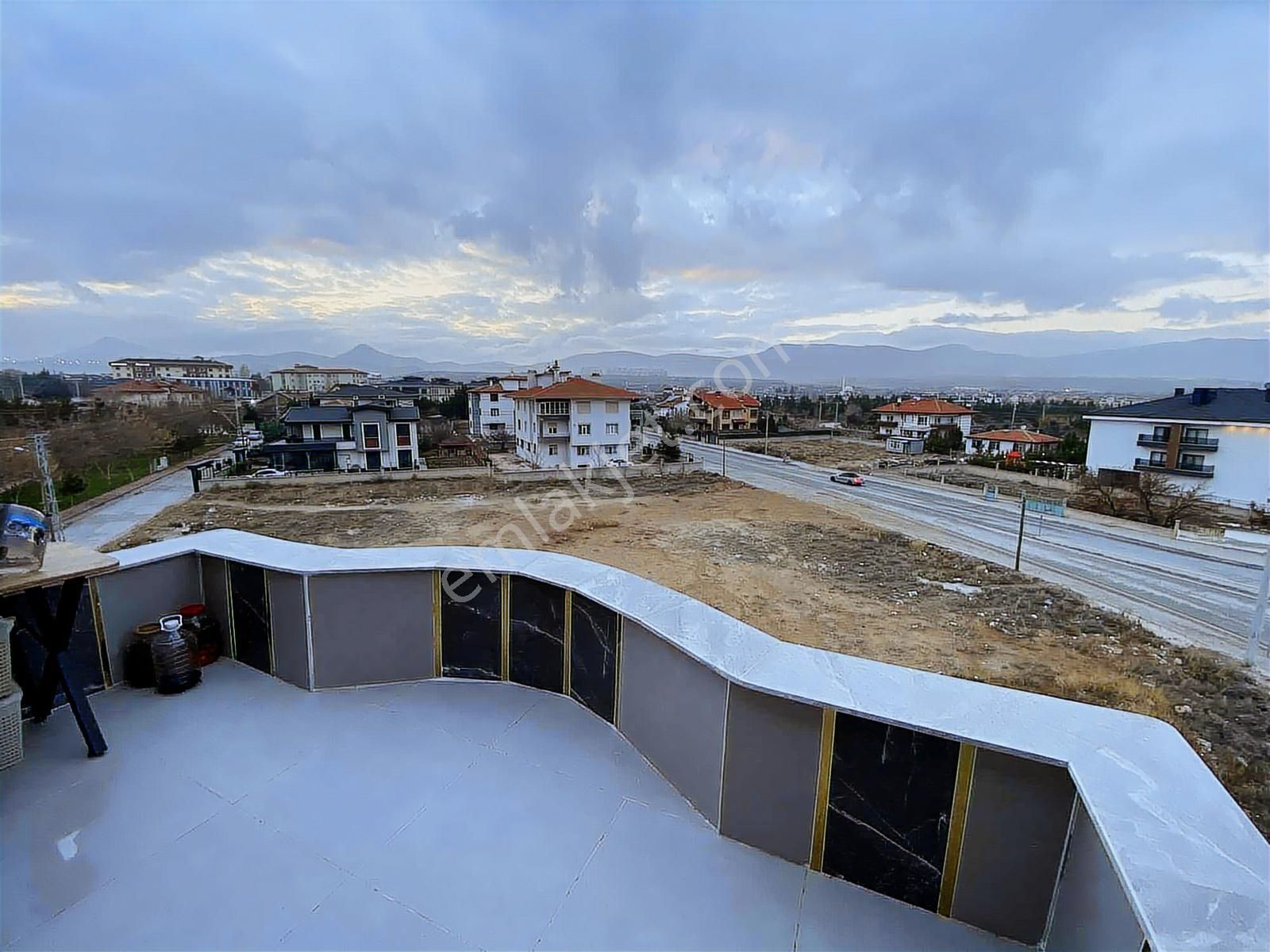Korcan Caddesi Üzeri 4 Cepheli Full Yapılı 3+1 Satılık Daire - Görsel 2