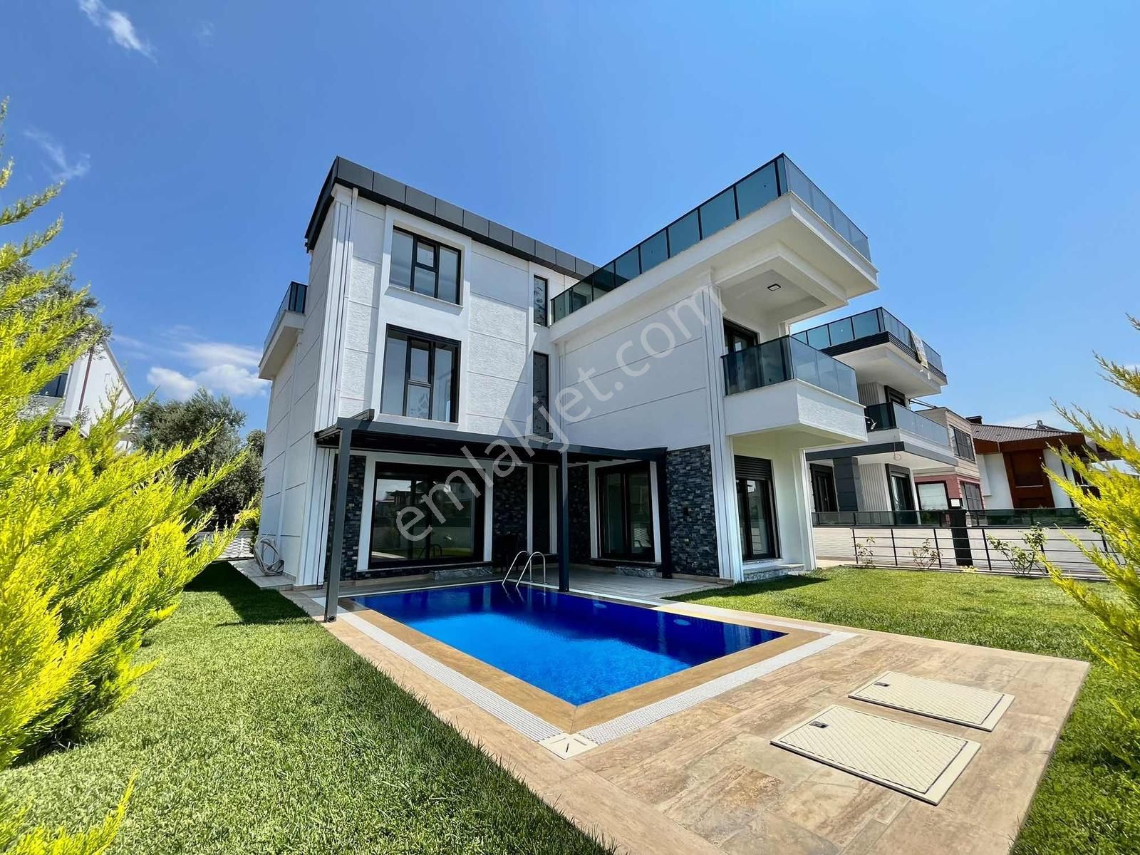 Onur Yıldırımdan Havuzlu Tam Bağımsız Deniz Manzaralı 5+1 Villa