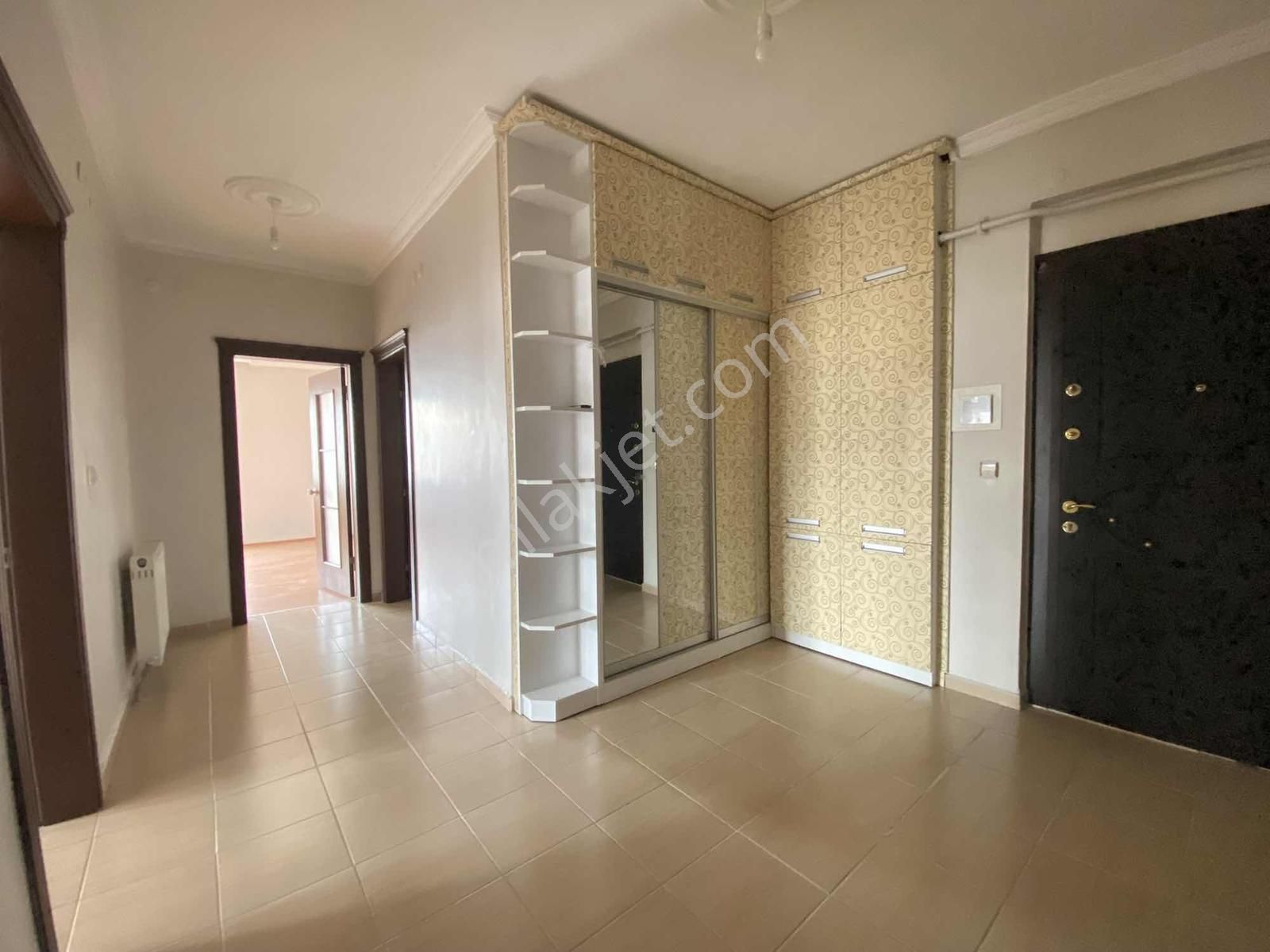 Demiryolu Caddesi Üzeri, Merkezi Konumda Geniş 3+1 Daire! - Görsel 25