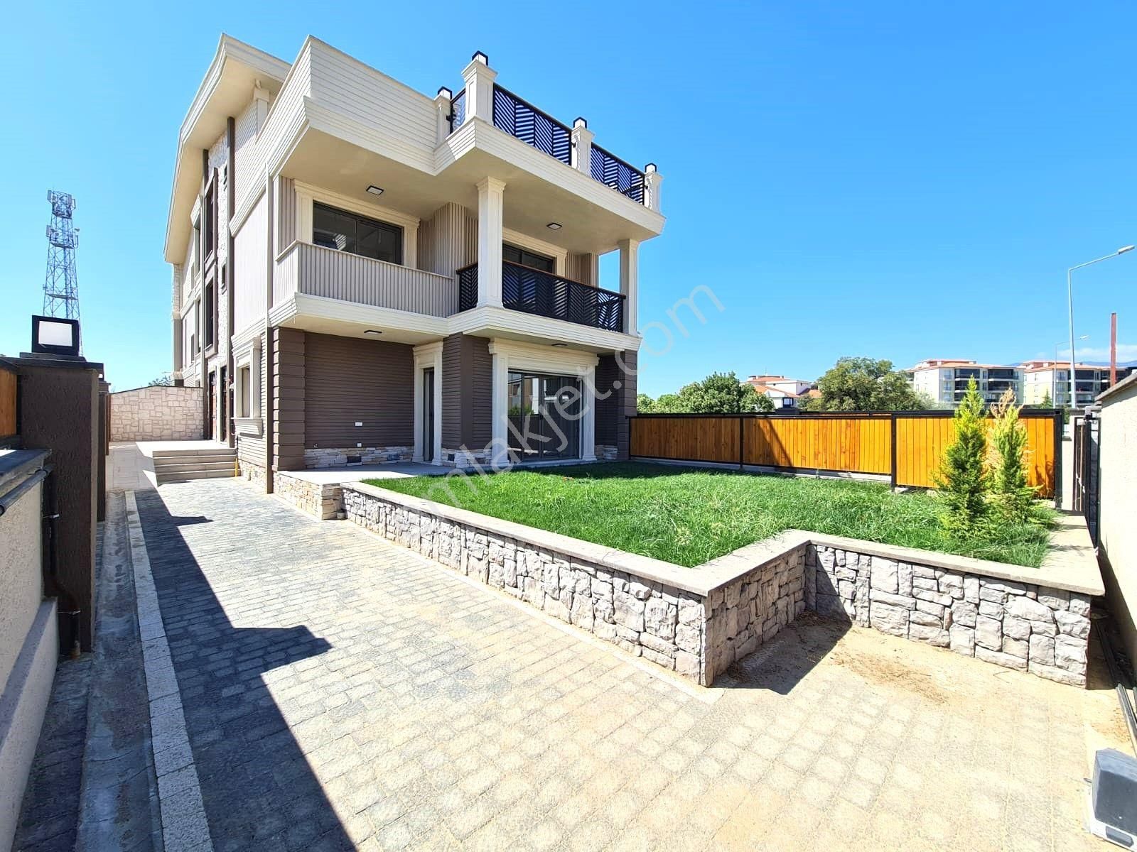 Akçay Artı Emlak'tan Cennetayağı'nda Satılık 6+2 Lüks Villa