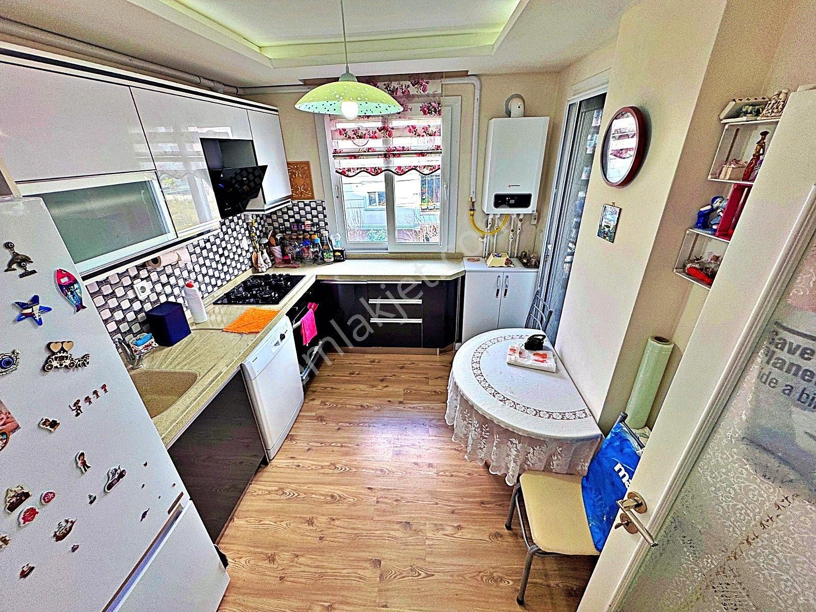 Akçay Artı Emlak'tan İkizçay'da Satılık 2+1 Lüks Ara Kat Daire