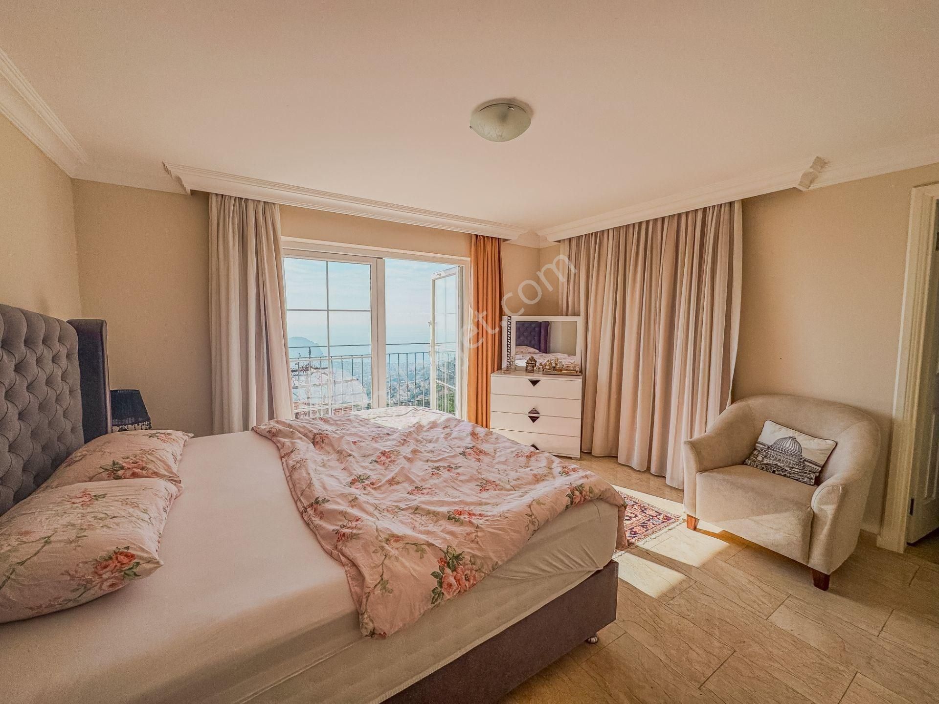 Alanya Tepe’de Muhteşem Manzaralı Havuzlu 4+1 Lüks Villa - Görsel 22