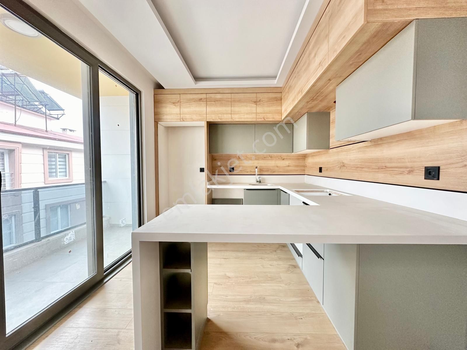 ꧁akçay Ay Emlak'tan꧂ Çift Asansörlü Denize Yakın Ada Mutfaklı Satılık 2+1 Dublex Daire