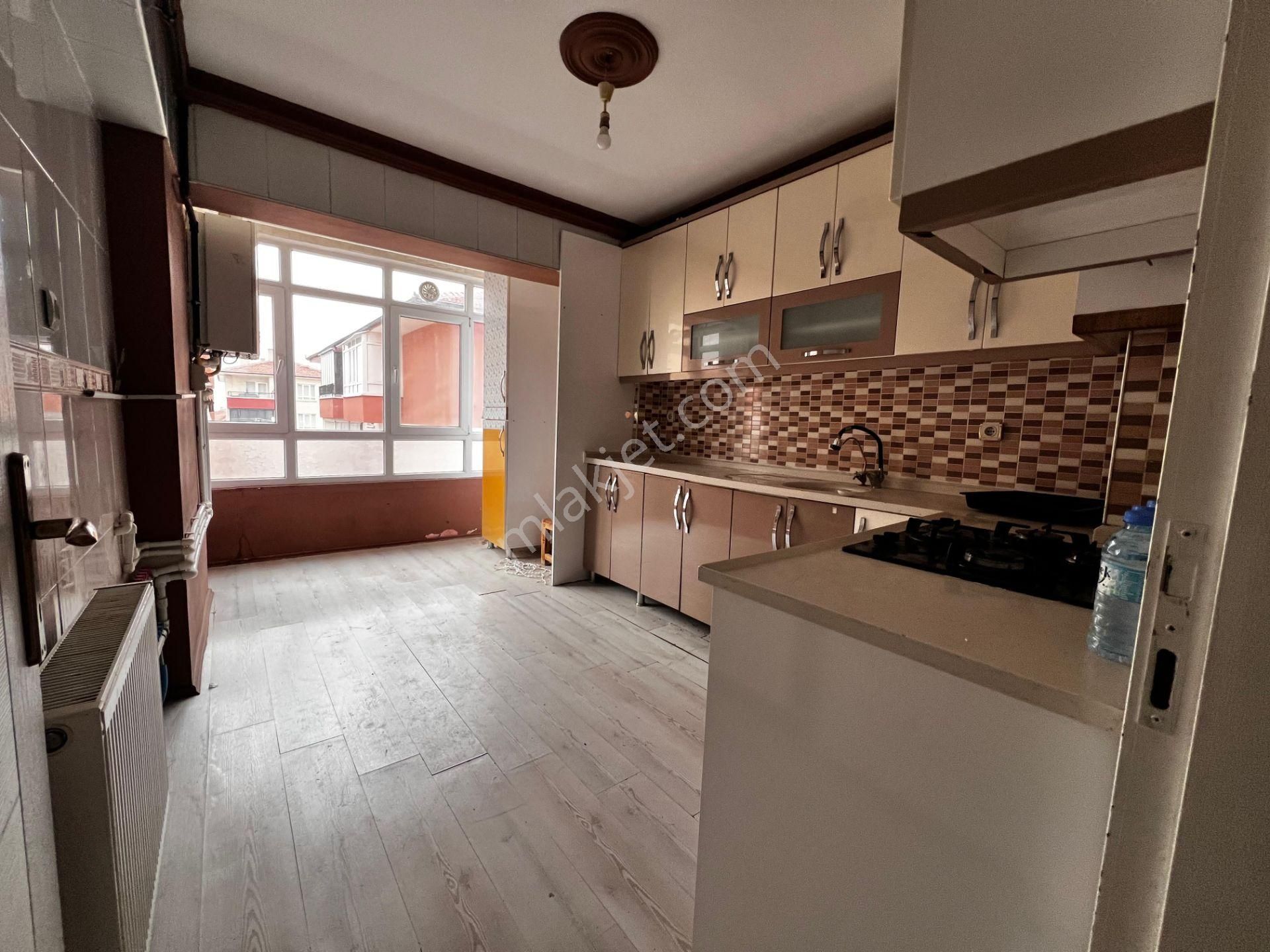 Yılmaz Gayrimenkulden Ful Yapılı 12 Yıllık 1 Kat Kacırılmayacak 3+1 Fırsat Dairesi