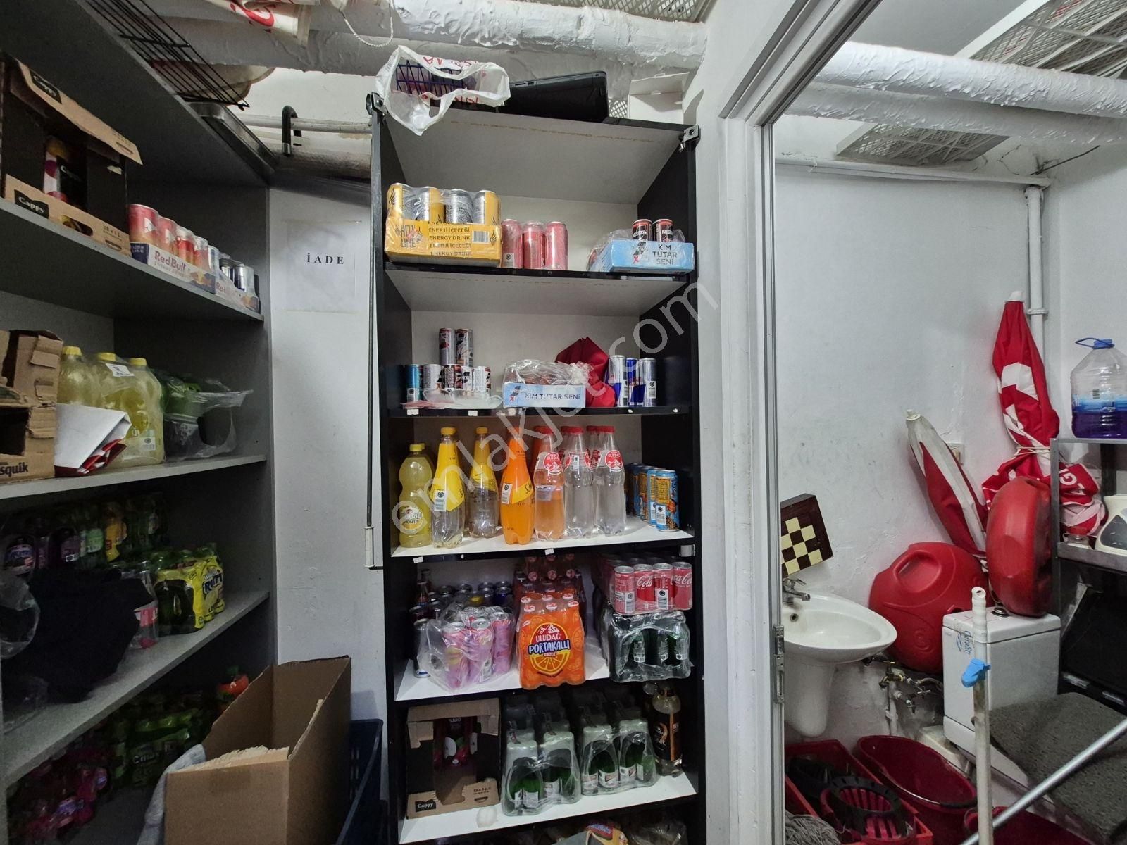 Alsancak İtalya Sokak Civarı Karlı Devren Market - Görsel 12