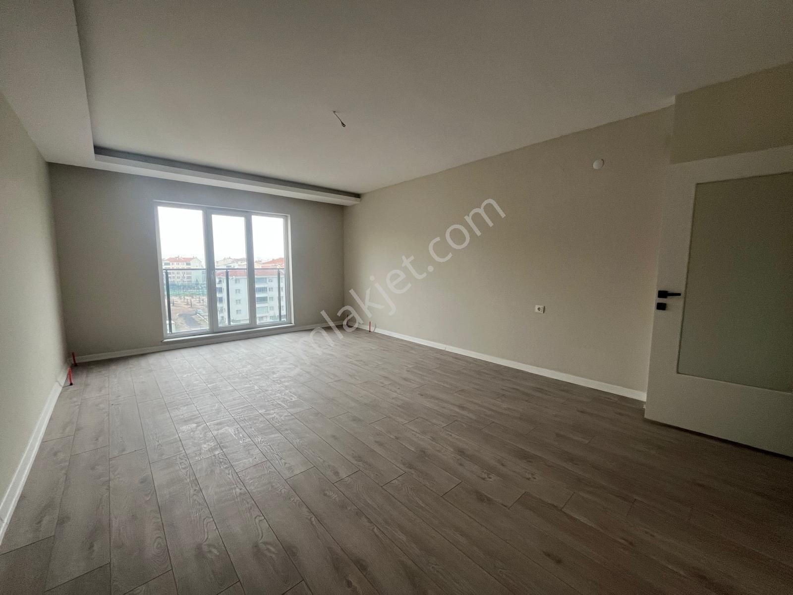 Törekent Mahallesinde 3+1 Site İçerisinde Fırsat Daire - Görsel 6