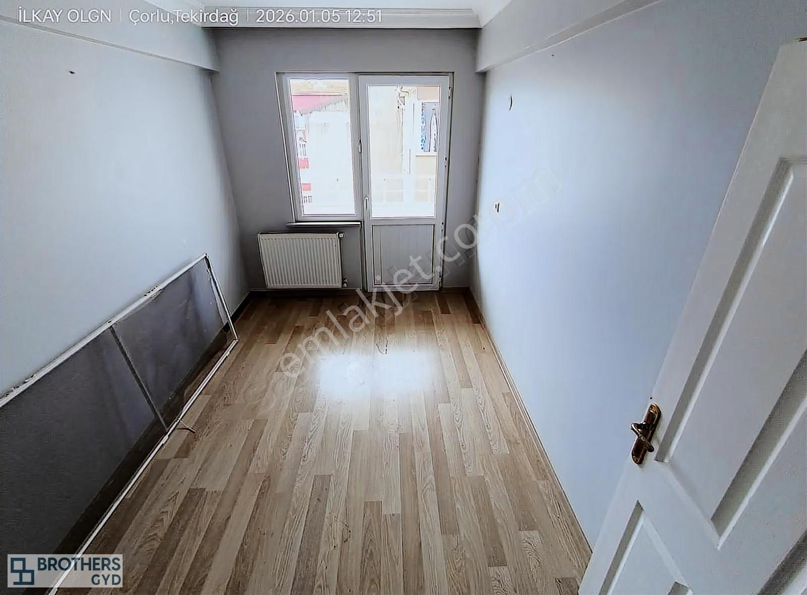 Brothersdan Askentte 18 Yaşında 110m2 2+1 Satılık Daire - Görsel 2