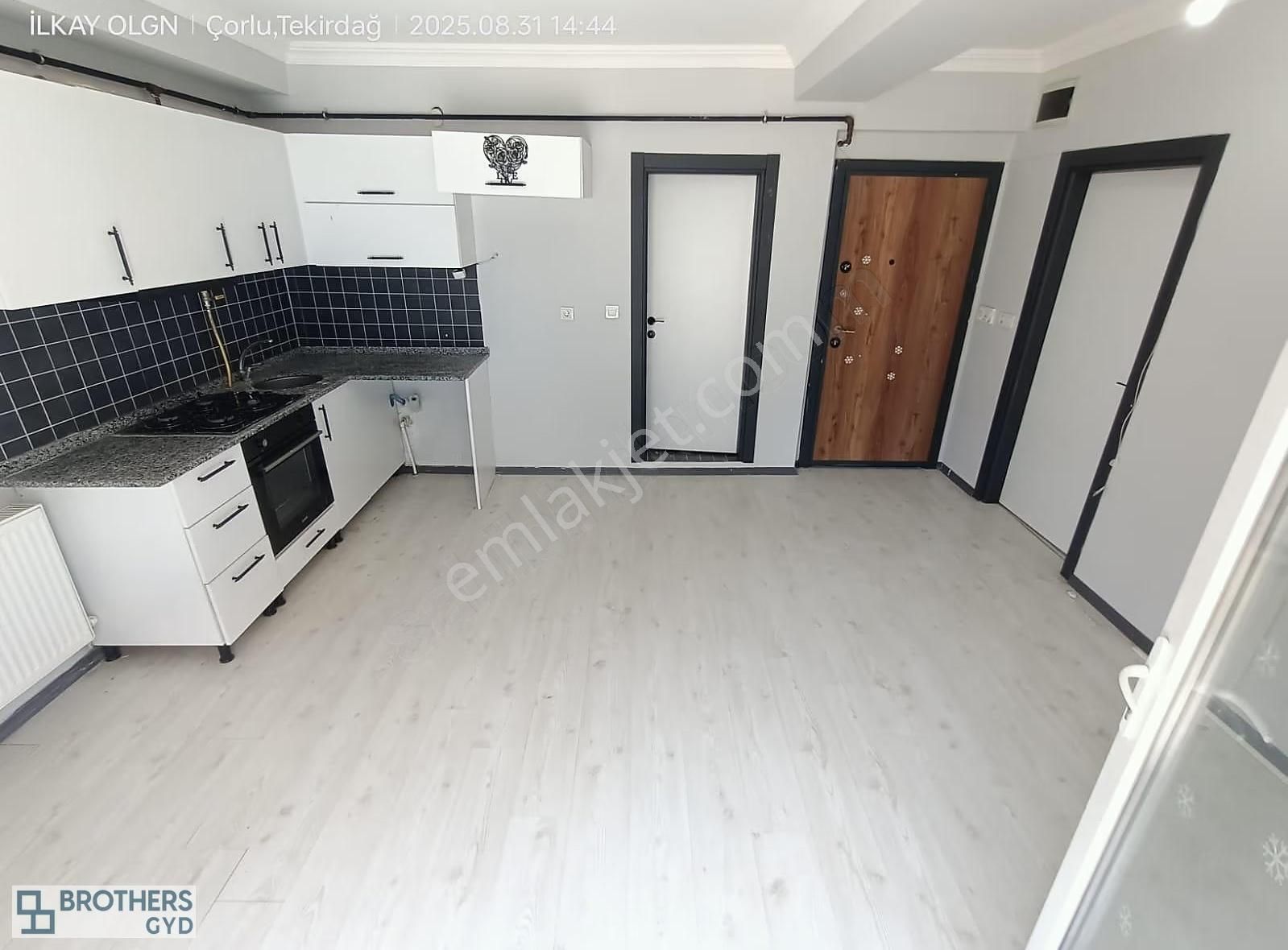 Brothersdan Zafer Mah. Havuz Cephe Satılık 1+1 Daire