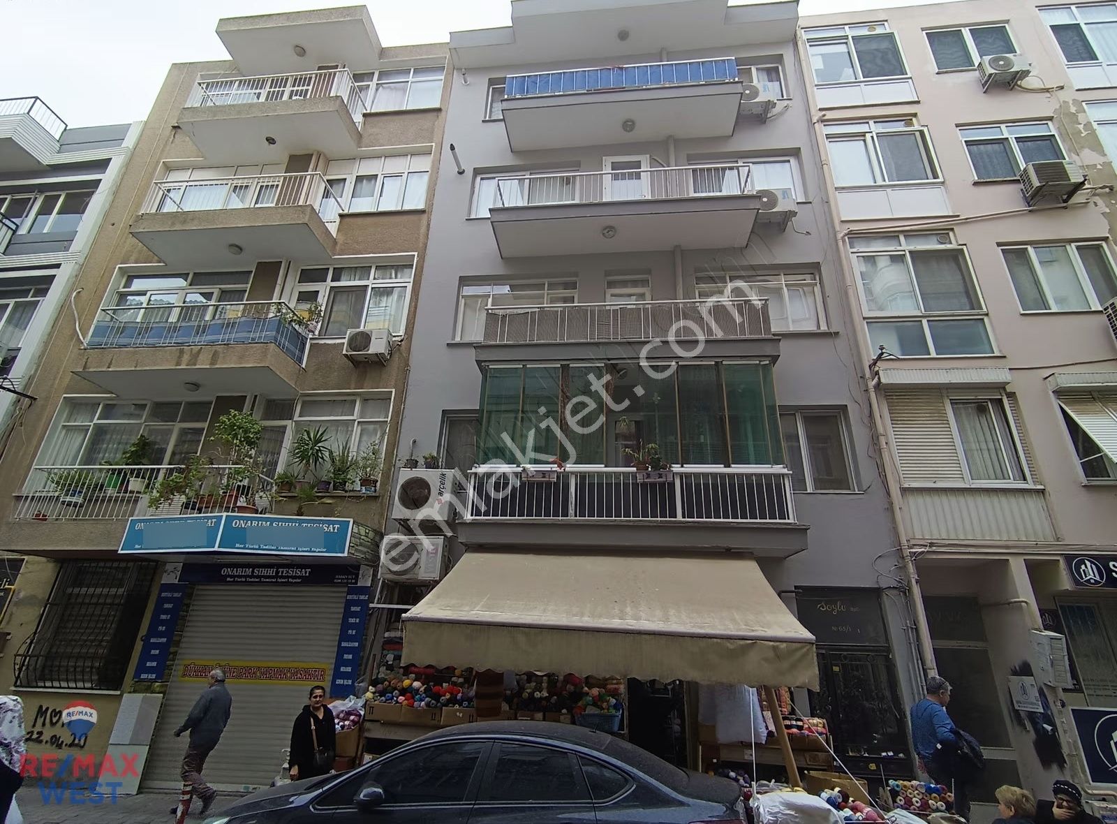 Çarşı Da Araç Trafiğinin Açık Olduğu Sokakta Satılık Dükkan