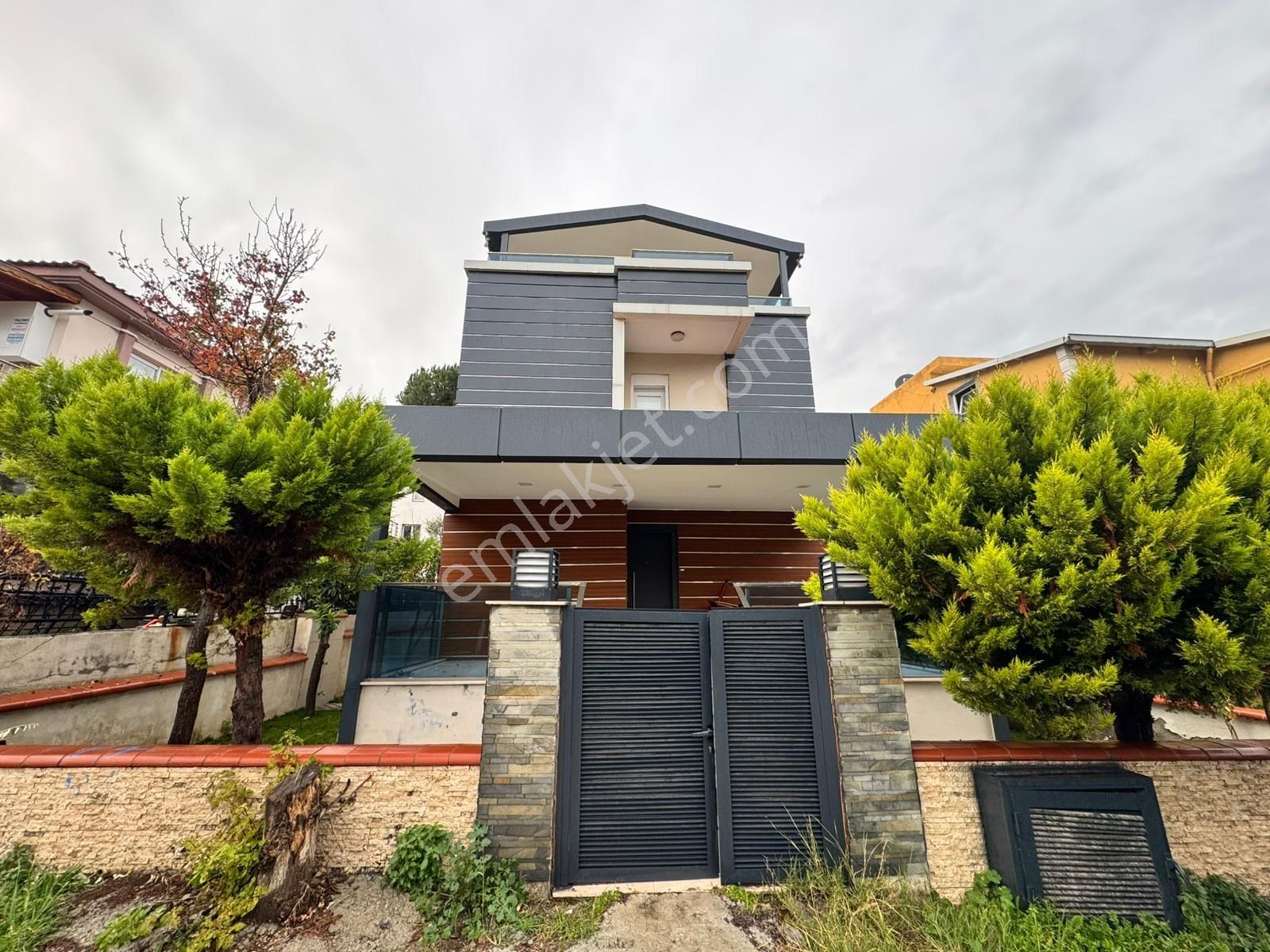 Yeni Foçada Denize 1 Dk Deniz Manzaralı Ful Eşyalı 5+1 Triplex