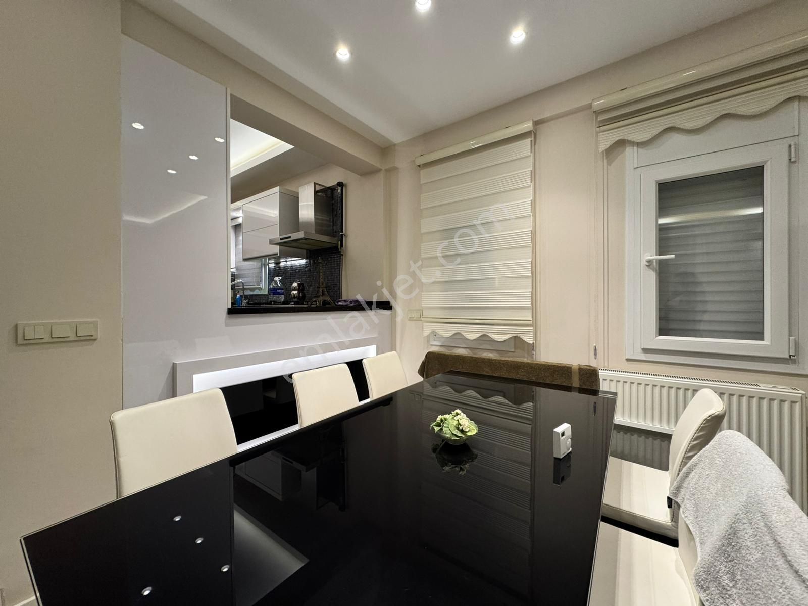 Yeni Foçada Denize 1 Dk Deniz Manzaralı Ful Eşyalı 5+1 Triplex - Görsel 14