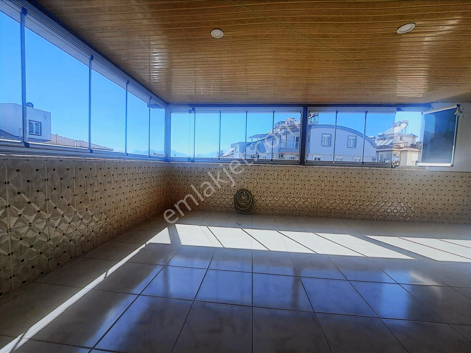 Kütükçü Mahallesinde Geniş Ve Kullanışlı 5+1 Satılık Daire - Görsel 2