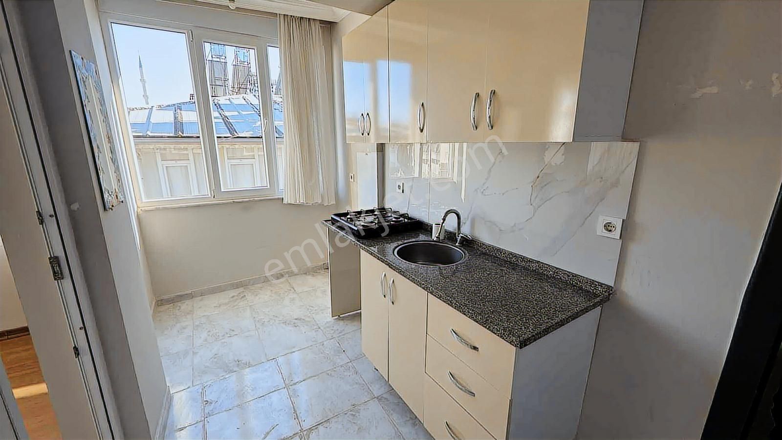 Yeşilyurtta 1+1 Asansörlü Katta Kiralık