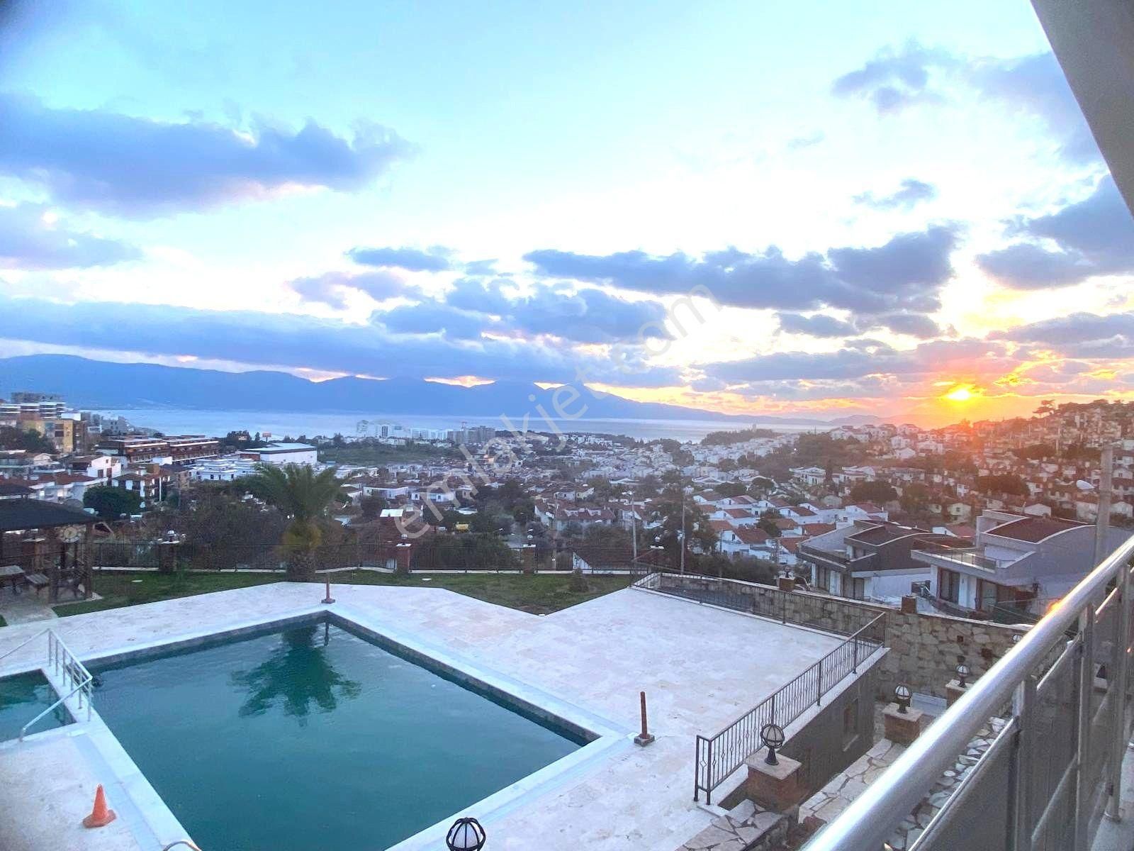 Kuşadası Kadınlar Denizi Mahallesi’nde, Tam Panoramik Deniz Manzaralı 1+1 Satılık Daire