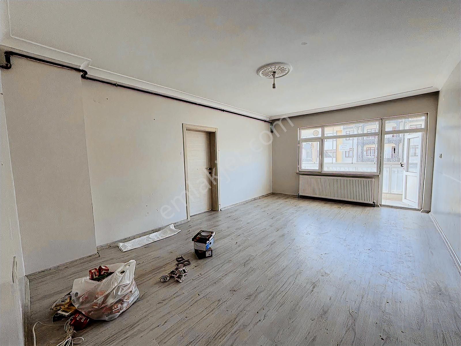 İnönü Caddesinde Cadde Cepheli 3+1 Ara Kat Daire - Görsel 3